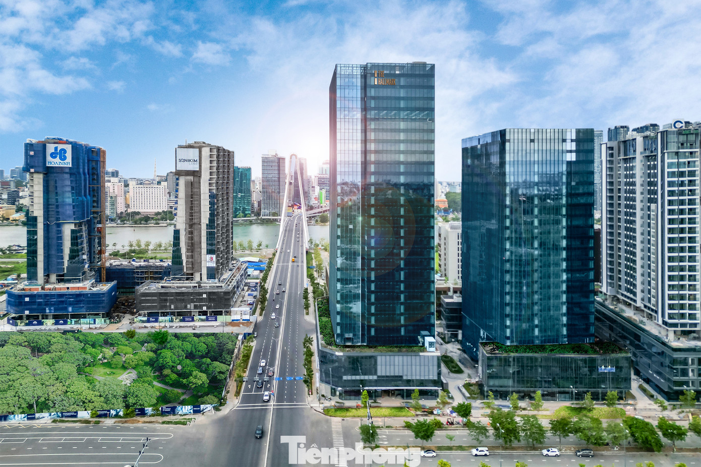 Cầu có chiều dài hơn 1.400m với 6 làn xe; thiết kế dây văng với trụ tháp chính được xem là biểu tượng cổng chào từ trung tâm thành phố qua Khu đô thị mới Thủ Thiêm. Cầu Ba Son được kỳ vọng là điểm nhấn kiến trúc nổi bật trên sông Sài Gòn. Cầu có chiều dài hơn 1.400m với 6 làn xe; thiết kế dây văng với trụ tháp chính được xem là biểu tượng cổng chào từ trung tâm thành phố qua Khu đô thị mới Thủ Thiêm. Cầu Ba Son được kỳ vọng là điểm nhấn kiến trúc nổi bật trên sông Sài Gòn.