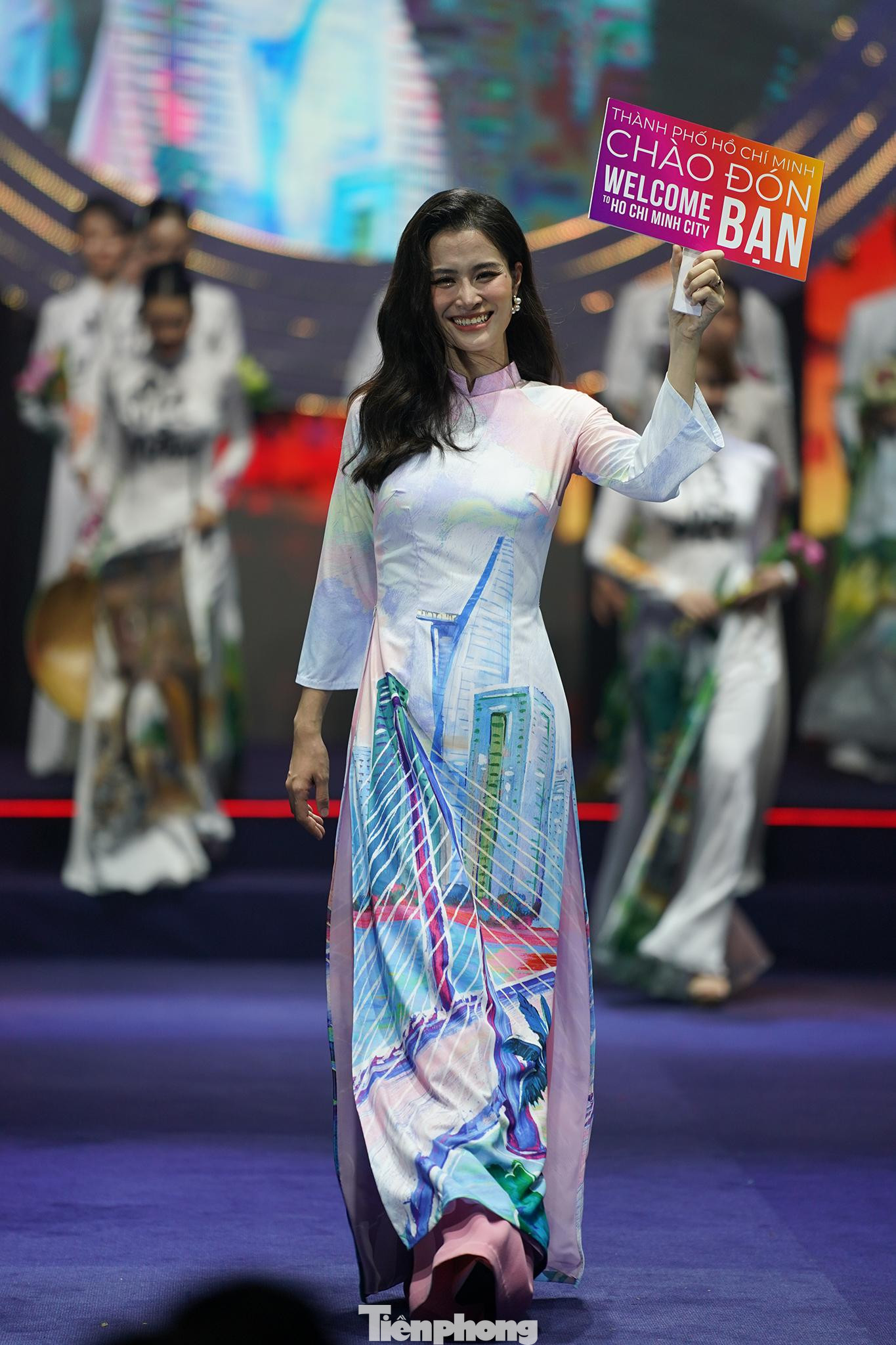 Ca sĩ Đông Nhi trong tà áo dài "đinh", đại diện cho điểm đến TPHCM với toà nhà Bitexco, toà nhà Landmark 81, cầu Thủ Thiêm 2...