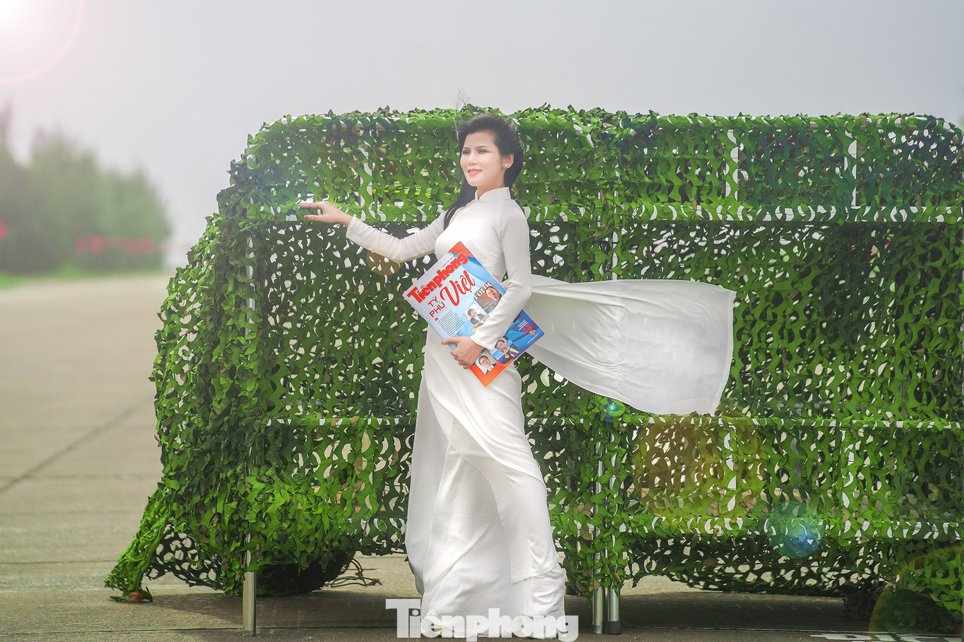 "Ba lần được đặt chân đến Trường Sa thì lần này là kỷ niệm và ý nghĩa nhất đối với tôi vì được làm việc, được tiếp xúc với các cán bộ - chiến sĩ - bà con lâu nhất. Tự hào hơn khi mình cũng là ca sĩ đầu tiên được đứng bên cột mốc chủ quyền của Trường Sa để hát trong chương trình truyền hình trực tiếp và được mặc những bộ áo dài trên đảo để chụp ảnh. Cảm xúc chỉ biết nói lúc này là tự hào vì mình là người con đất Việt", Hoàng Yến xúc động chia sẻ. "Ba lần được đặt chân đến Trường Sa thì lần này là kỷ niệm và ý nghĩa nhất đối với tôi vì được làm việc, được tiếp xúc với các cán bộ - chiến sĩ - bà con lâu nhất. Tự hào hơn khi mình cũng là ca sĩ đầu tiên được đứng bên cột mốc chủ quyền của Trường Sa để hát trong chương trình truyền hình trực tiếp và được mặc những bộ áo dài trên đảo để chụp ảnh. Cảm xúc chỉ biết nói lúc này là tự hào vì mình là người con đất Việt", Hoàng Yến xúc động chia sẻ.