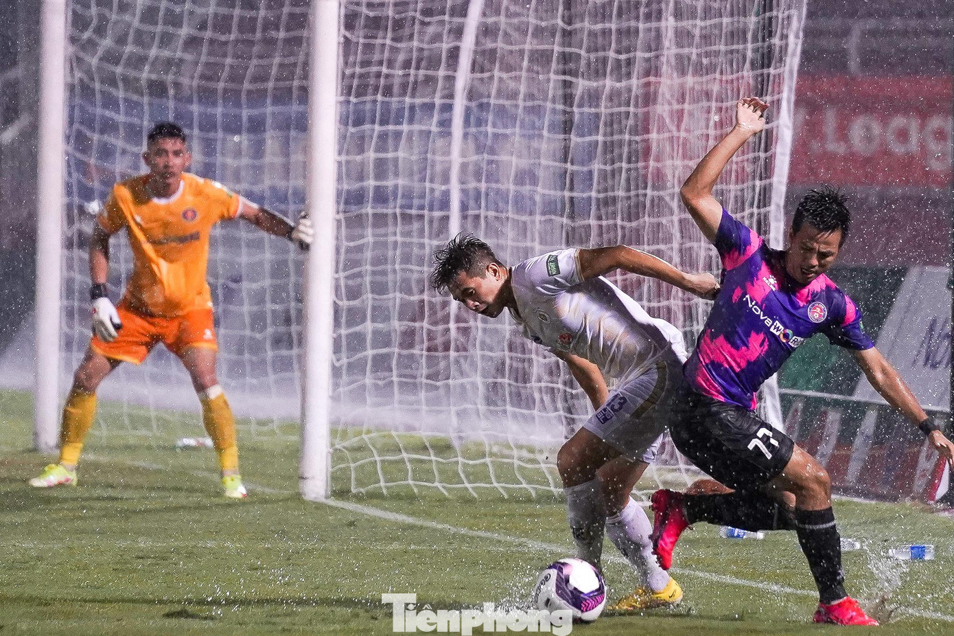 Tuy nhiên, các tiền đạo của họ là Siladi hay Tuấn Hải có thể hình hạn chế, không mạnh bóng bổng nên khó uy hiếp khung thành của Văn Phong. Tuy nhiên, các tiền đạo của họ là Siladi hay Tuấn Hải có thể hình hạn chế, không mạnh bóng bổng nên khó uy hiếp khung thành của Văn Phong.