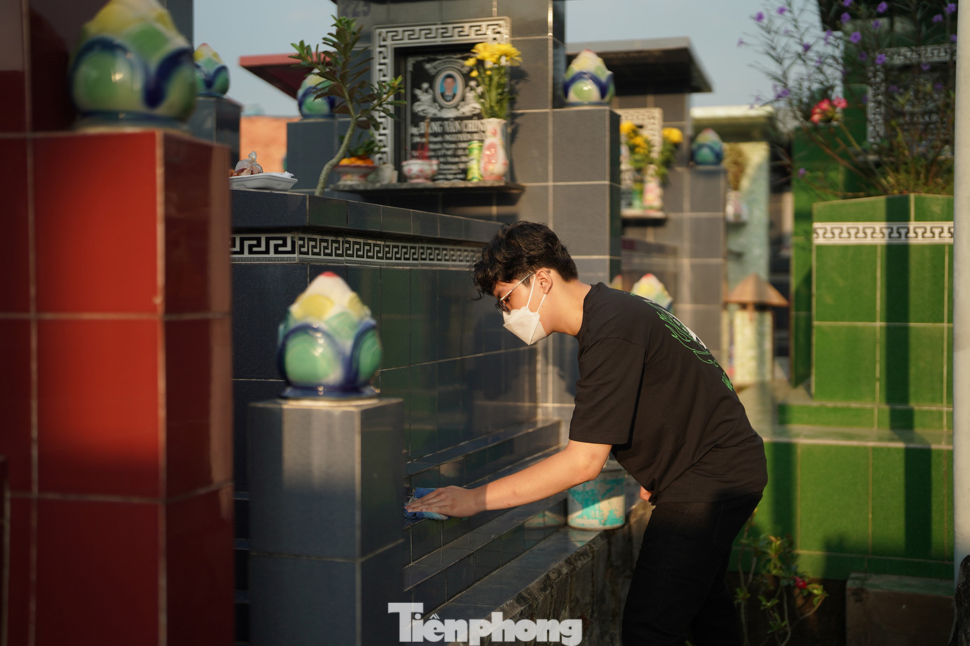 Một bạn trẻ dậy sớm, chuẩn bị các vật dụng để lau rửa mộ người thân. Một bạn trẻ dậy sớm, chuẩn bị các vật dụng để lau rửa mộ người thân.