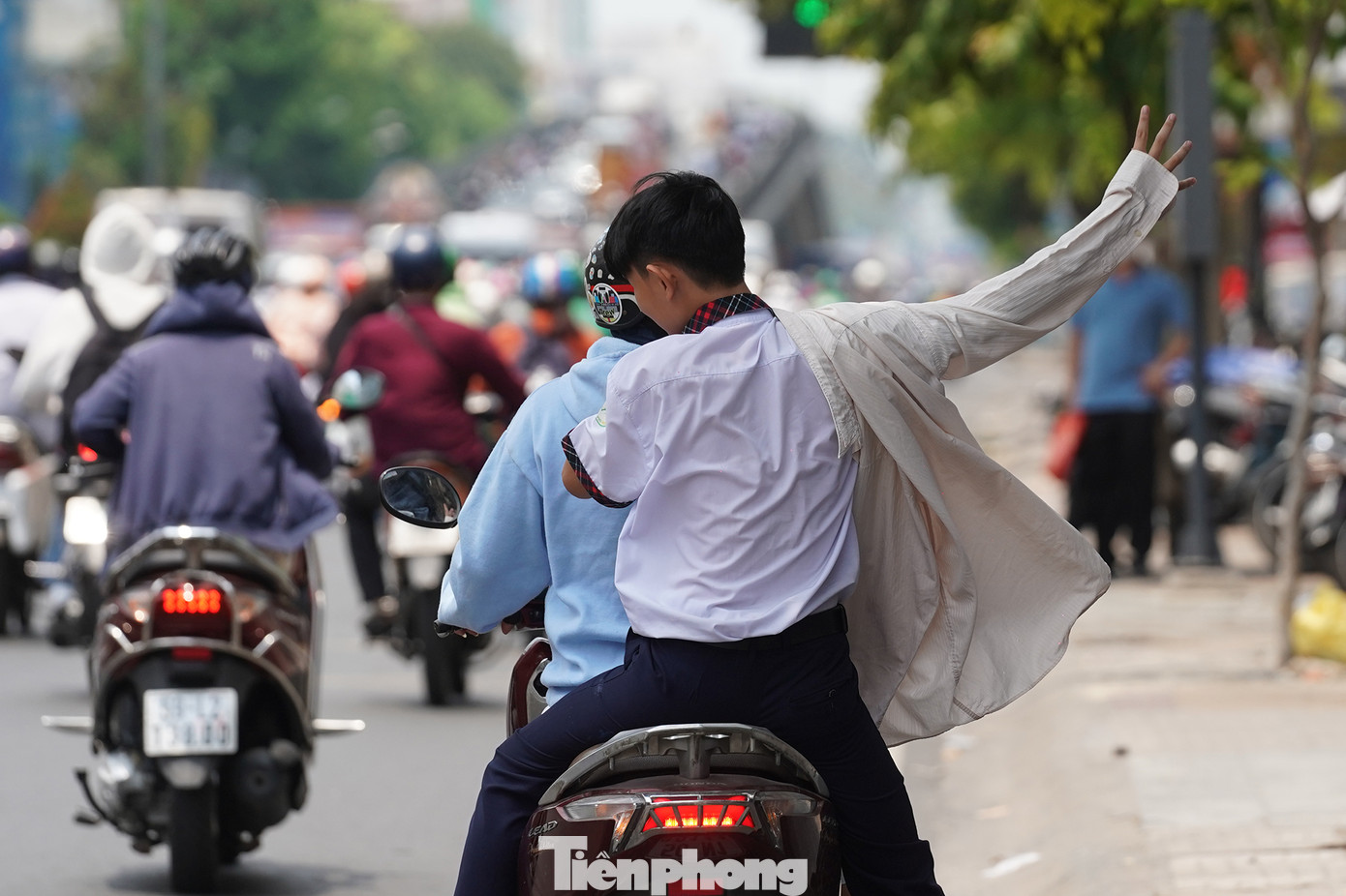 Phụ huynh đón con cũng phải chuẩn bị áo khoác để tránh nắng cho con mình.