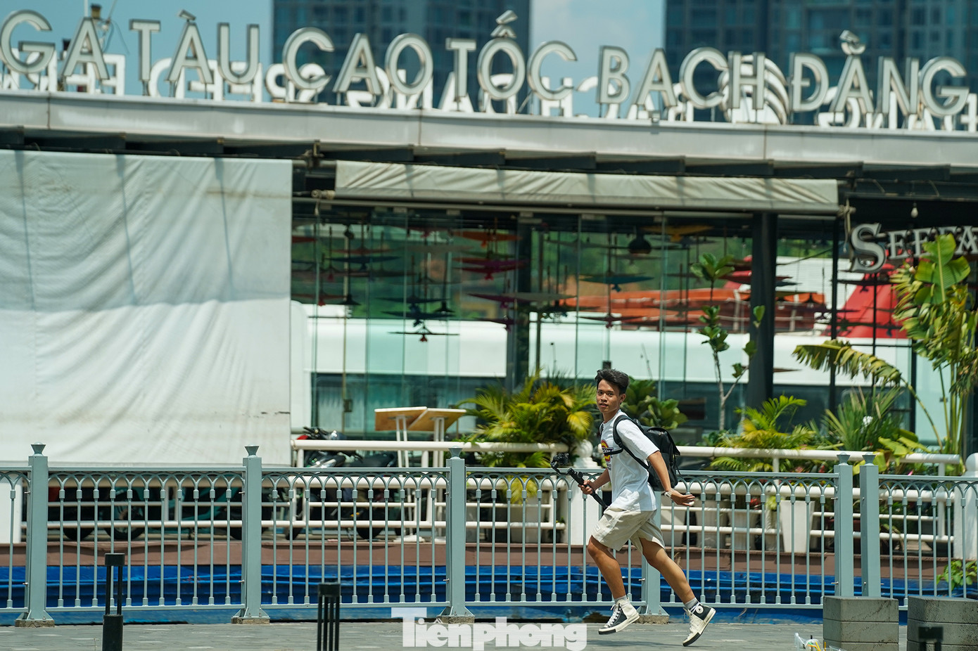 Một bạn trẻ đi quay phim bằng điện thoại phải chạy thật nhanh vào bóng mát để tránh cái nắng gay gắt.