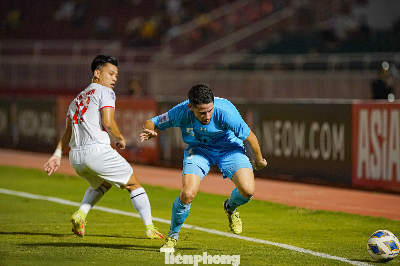 Tiền đạo Sydney FC gặp nhiều khó khăn trước lối chơi chắc chắn, hiệu quả của Văn Thanh.