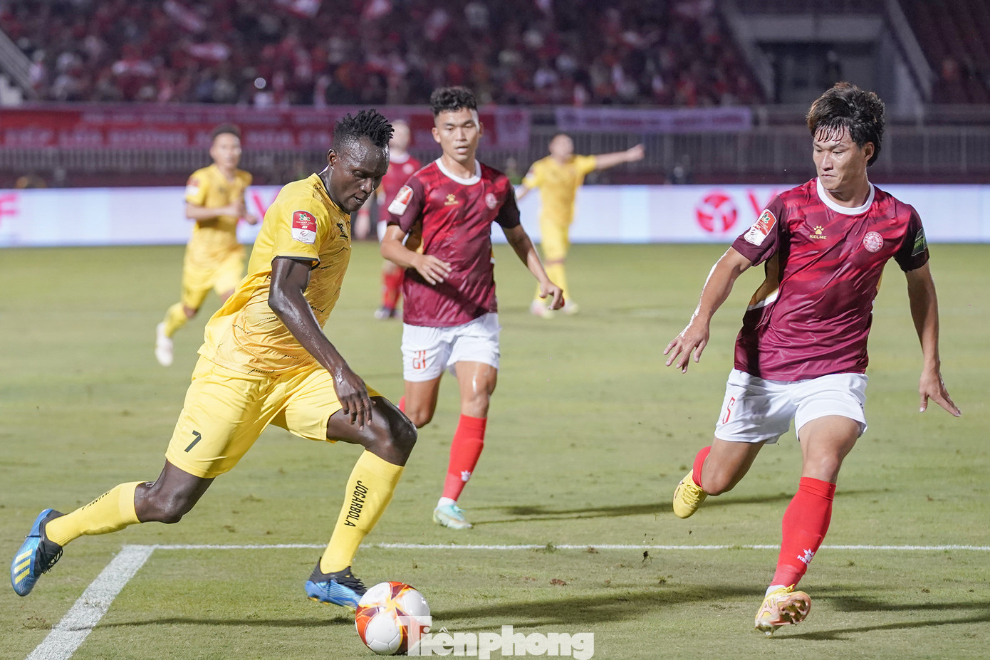 Sang hiệp 2, thế trận giằng co được hai bên tạo ra. Chủ nhà TPHCM đẩy cao đội hình tìm bàn gỡ. Tuy nhiên, sự thiếu chính xác của các chân sút chủ nhà liên tiếp phung phí cơ hội. Chân sút được kỳ vọng khác của TPHCM là Hoàng Vũ Samson lại tỏ ra lạc nhịp hoặc dễ bị bắt bài bởi các hậu vệ Hải Phòng như Đặng Văn Tới hay Bicou Bissainthe.