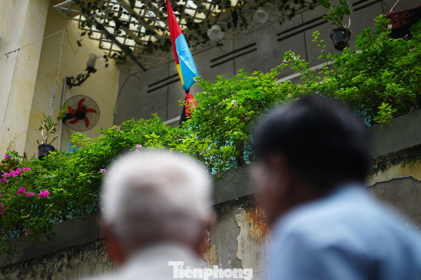 Để tưởng nhớ Tổng Bí thư, các địa điểm di tích lịch sử của Biệt động Sài Gòn như Bảo tàng Biệt động Sài Gòn - Gia Định; Hầm chứa vũ khí bí mật đánh trận Dinh Độc Lập; Quán cà phê - cơm tấm Đỗ Phủ... đã treo cờ rủ trước cổng.