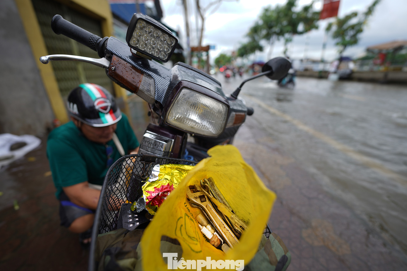 Triều cường buộc người dân nơi đây phải thích nghi, tìm mọi cách chống chọi. "Bị chết máy riết quen, tôi mang cả mớ bu-gi (bộ phận đánh lửa xe máy) theo, ướt là thay", ông Ngà (ngụ phường Tân Thuận Tây, Quận 7) chia sẻ khi đang thay chiếc bu-gi mới.