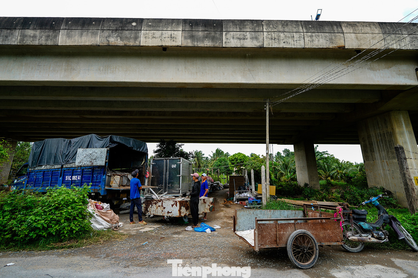 Một hộ dân tận dụng làm nơi tập kết hàng hoá. Có thể nhận thấy phần rào chắn tại khu vực này đã không còn.
