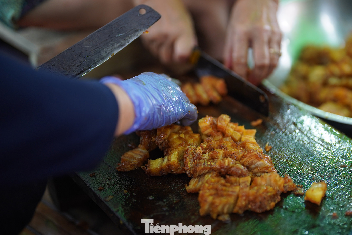 Đây là nhóm nấu ăn tại huyện Tân Trụ (Long An), đa phần các thành viên đều ở gần khu di tích đến góp công thiện nguyện nấu ăn cho lễ hội. Đây là nhóm nấu ăn tại huyện Tân Trụ (Long An), đa phần các thành viên đều ở gần khu di tích đến góp công thiện nguyện nấu ăn cho lễ hội.