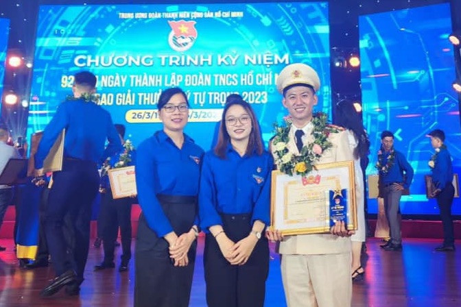 Thượng úy Trần Bảo Lộc được trao Giải thưởng Lý Tự Trọng năm 2023. Ảnh: Tỉnh Đoàn Long An