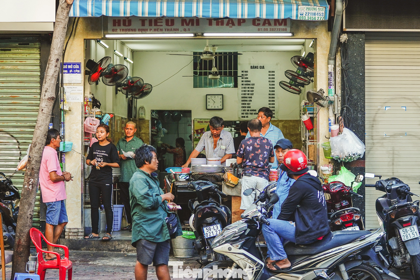 Nằm gần ngã tư Trương Định – Lý Tự Trọng (Quận 1), quán Hủ tíu mì thập cẩm với hình ảnh bày trí bình dân.