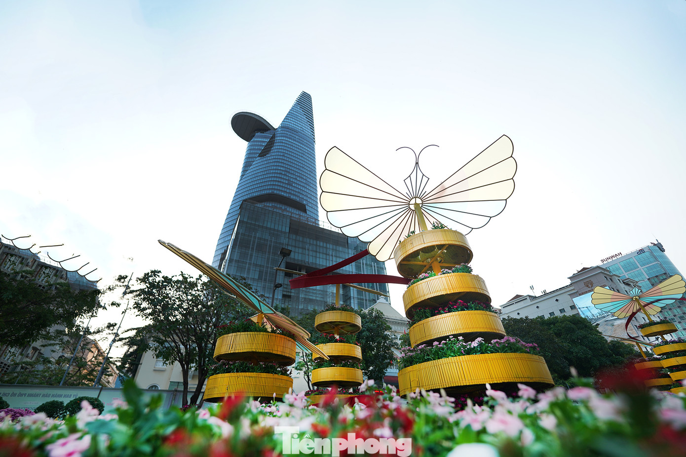 Nhân viên kỹ thuật đang cân chỉnh lại các chi tiết công nghệ, đảm bảo các tiểu cảnh vận hành trơn tru khi mở cửa phục vụ người dân.