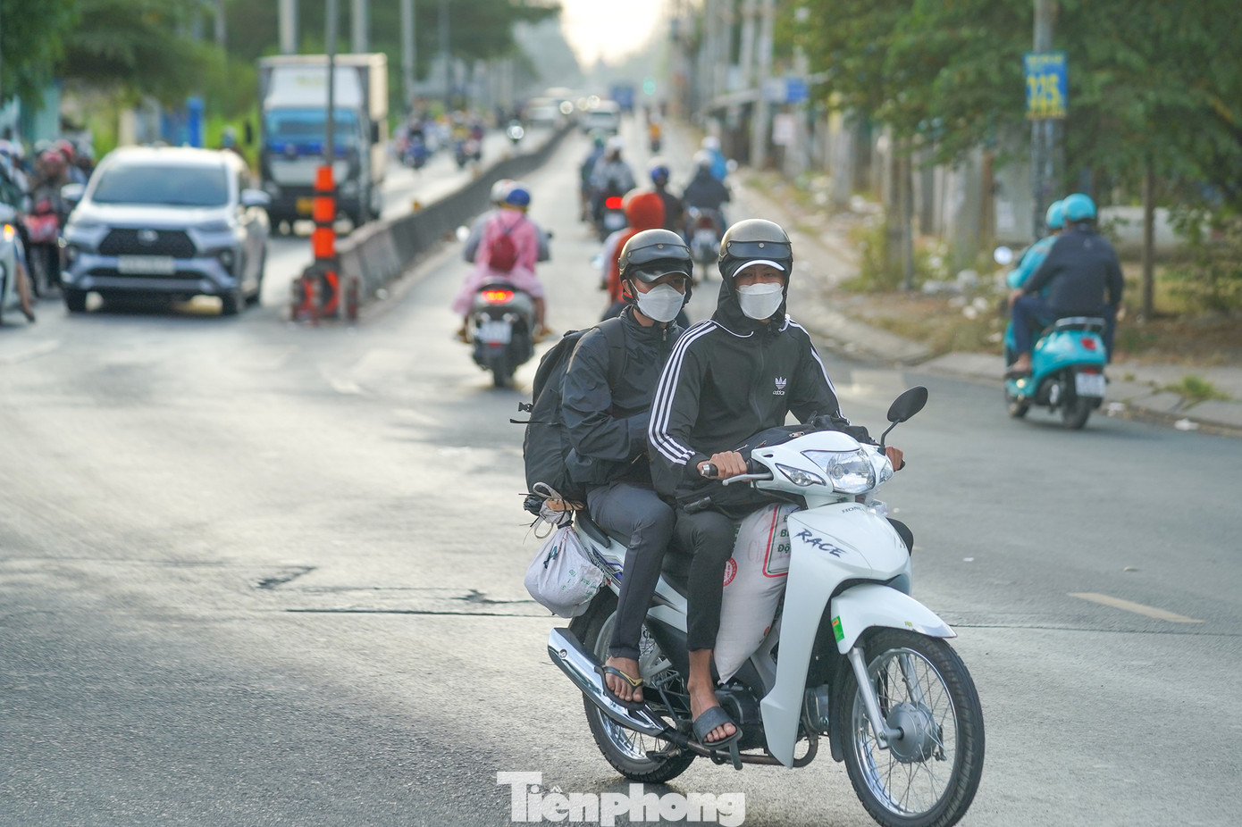 Dòng người khăn gói chuẩn bị quay lại với công việc.