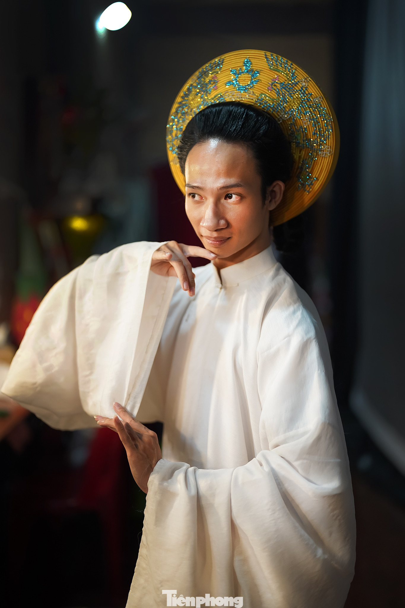 “Tạo hình chàng trai đội mấn đến với tôi cũng khá tình cờ khi một bạn sinh viên học đạo diễn mời vào vai trong Hắc - Bạch Vô Thường. Hai nhân vật này của Trung Quốc, bạn đạo diễn đã Việt hoá nhân vật Bạch với hình tượng cổ phục Việt Nam và đội mấn", Hạ Nắng kể.