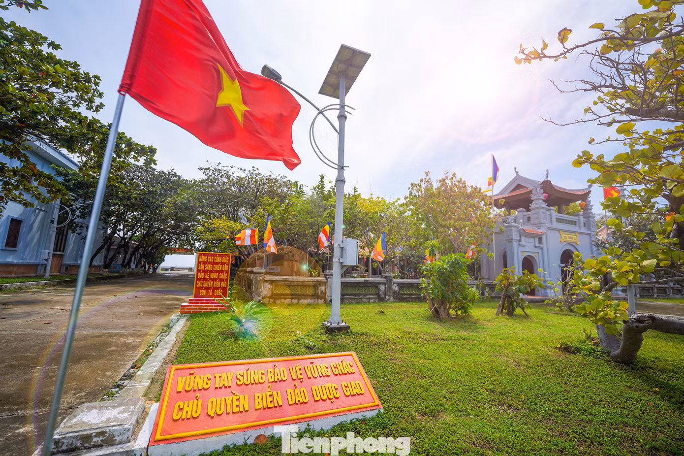 Chùa Trường Sa tọa lạc tại trung tâm đảo Trường Sa (Thị trấn Trường Sa, huyện Trường Sa, tỉnh Khánh Hòa), nằm trong quần thể với Đài tưởng niệm các anh hùng liệt sĩ và Nhà tưởng niệm Bác Hồ.