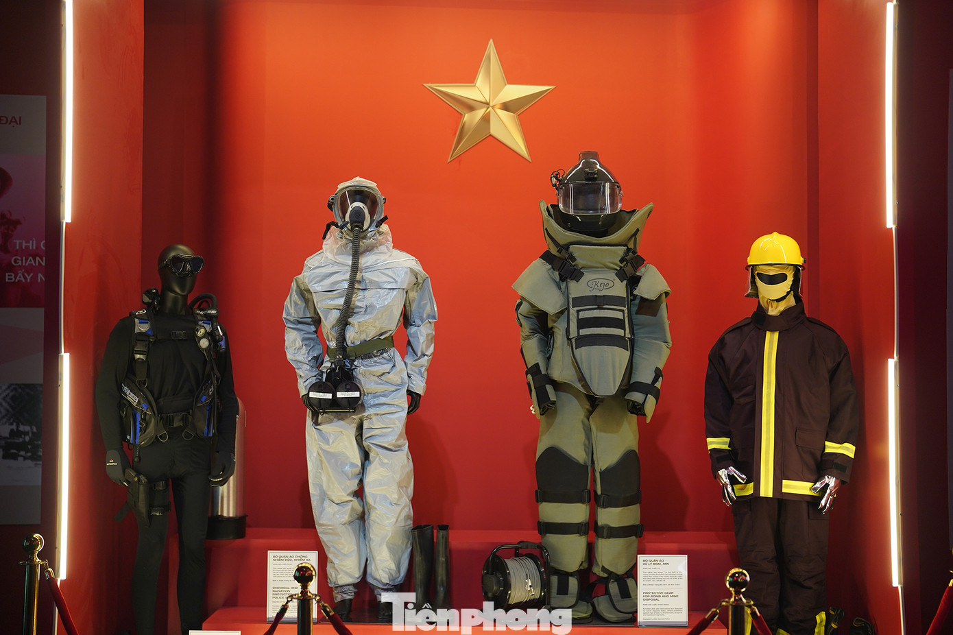 Ngoài cùng bên phải là trang phục chữa cháy, thứ 2 từ phải sang là trang phục gỡ bom mìn, trang phục màu bạc là trang phục chống nhiễm độc, nhiễm xạ, ngoài cùng bên trái là đồ lặn chiến thuật. Ngoài cùng bên phải là trang phục chữa cháy, thứ 2 từ phải sang là trang phục gỡ bom mìn, trang phục màu bạc là trang phục chống nhiễm độc, nhiễm xạ, ngoài cùng bên trái là đồ lặn chiến thuật.
