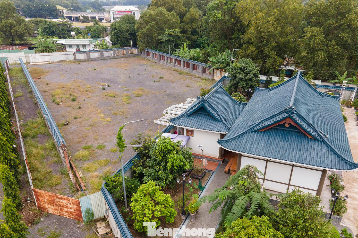 Khu đất này bao gồm 2 thửa đất. Thửa thứ nhất có diện tích gần 4,3 nghìn m2 đã được dựng hoàn chỉnh và đặt cây cảnh; liền kề thửa đất thứ nhất là thửa đất thứ 2 có diện tích trên 2,1 nghìn m2 được che chắn khá kín đáo với hàng tôn quây kín bên ngoài che chắn bức tường rào đang xây bên trong. Cả 2 thửa đất này đều do bà L.T.B.N vợ ông Thành đứng tên giấy chứng nhận quyền sử dụng đất.