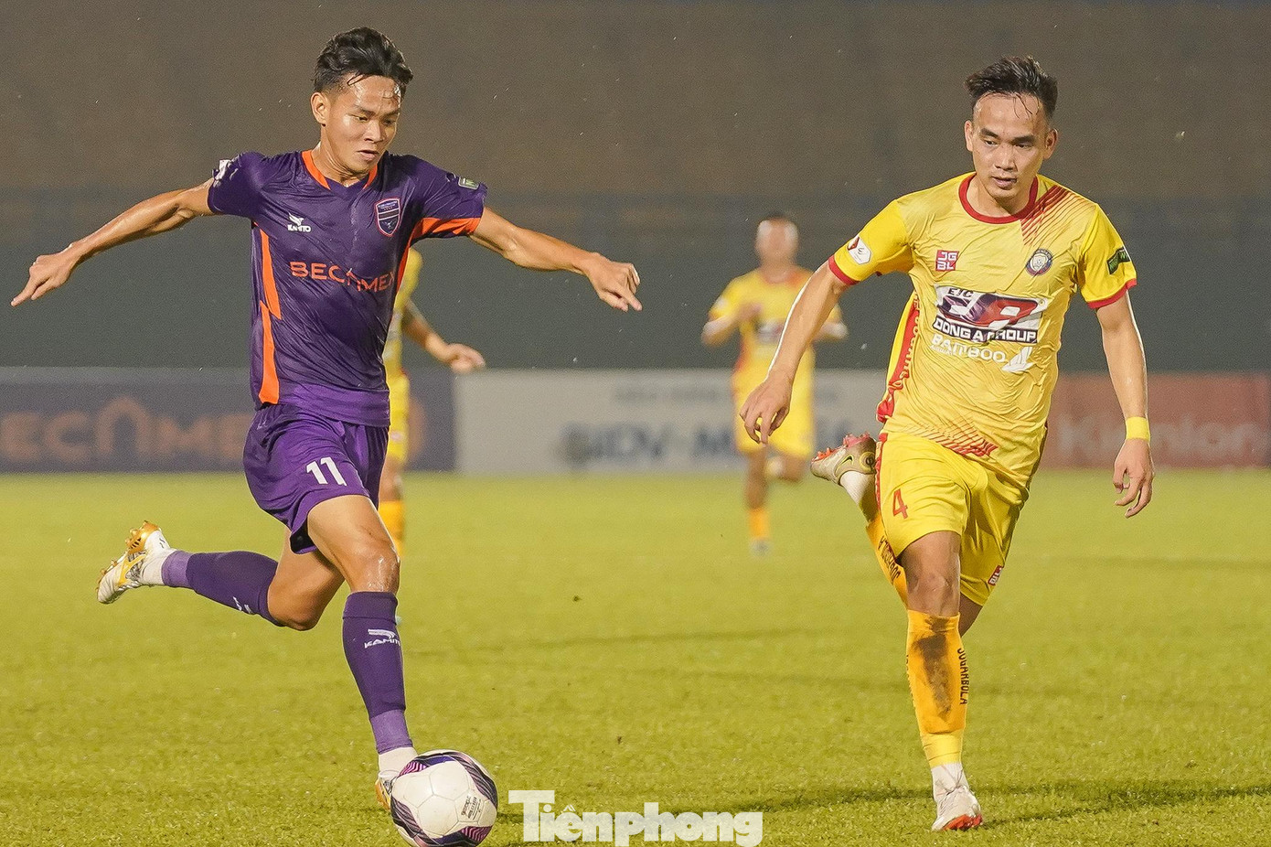 Một số gương mặt trẻ của hai đội tranh thủ giai đoạn mùa giải thể hiện thật tốt bản thân nên trận đấu ghi nhận nhiều pha bóng mang tính cá nhân.