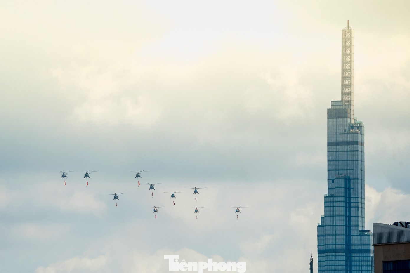 Khoảng 9h10, biên đội 10 chiếc trực thăng bay theo đội hình 3-4-3 bắt đầu xuất hiện trên bầu trời TPHCM sau khi cất cánh từ sân bay Biên Hòa.