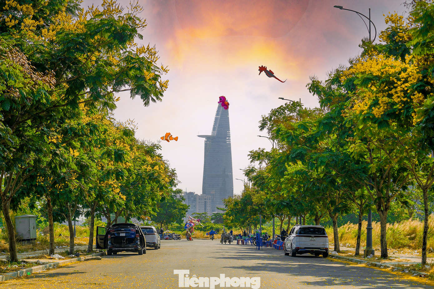 Con đường nội khu Thủ Thiêm rợp sắc hoa điệp vàng giữa tháng ba oi bức.