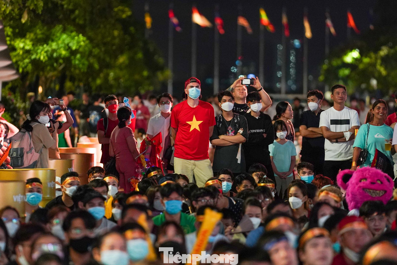 Bên cạnh đó, có rất nhiều người nước ngoài cũng hoà cùng không khí ngày hội bóng đá của Đông Nam Á. Bên cạnh đó, có rất nhiều người nước ngoài cũng hoà cùng không khí ngày hội bóng đá của Đông Nam Á.