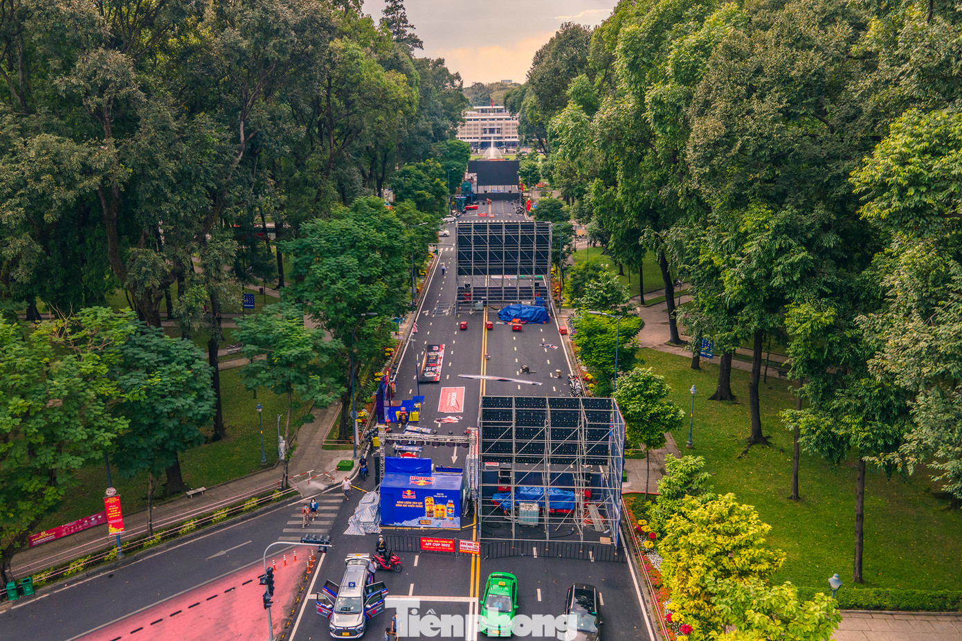 Mặc dù không thể tổ chức chiếu bóng đá ở Đại lộ Lê Lợi như những trận đấu trước đây nhưng địa điểm đường Lê Duẩn sẽ hứa hẹn mang đến những trải nghiệm thú vị mới cho người hâm mộ bóng đá Việt Nam tại TPHCM. Mặc dù không thể tổ chức chiếu bóng đá ở Đại lộ Lê Lợi như những trận đấu trước đây nhưng địa điểm đường Lê Duẩn sẽ hứa hẹn mang đến những trải nghiệm thú vị mới cho người hâm mộ bóng đá Việt Nam tại TPHCM.