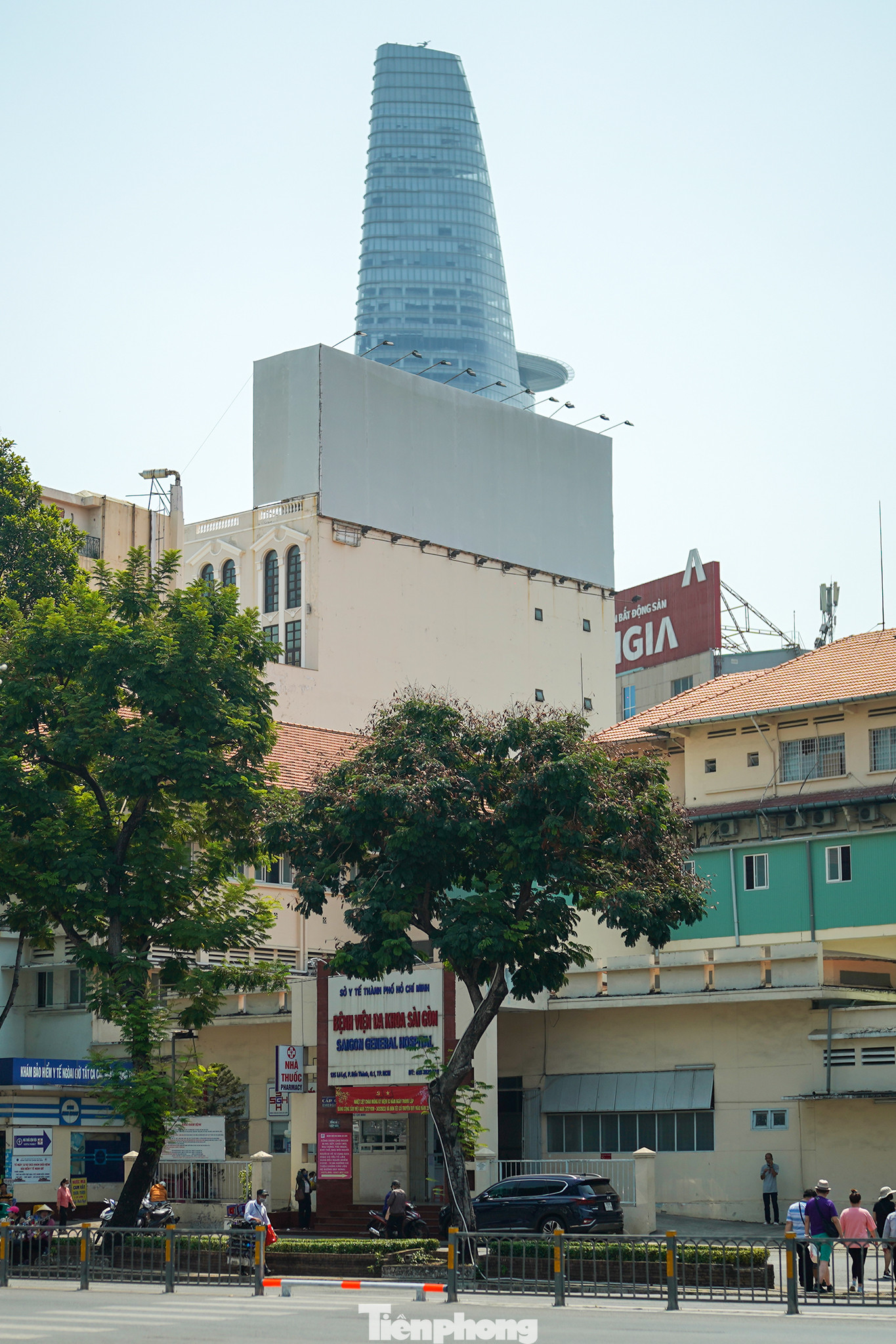 Cùng với đó, dự án xây mới Bệnh viện Đa khoa Sài Gòn để nhường khu đất hiện hữu tại số 125 Lê Lợi, quận 1 cho Công ty TNHH Tập đoàn Bitexco làm tổ hợp cao ốc văn phòng thương mại, khách sạn 5 sao cũng phải tạm dừng.