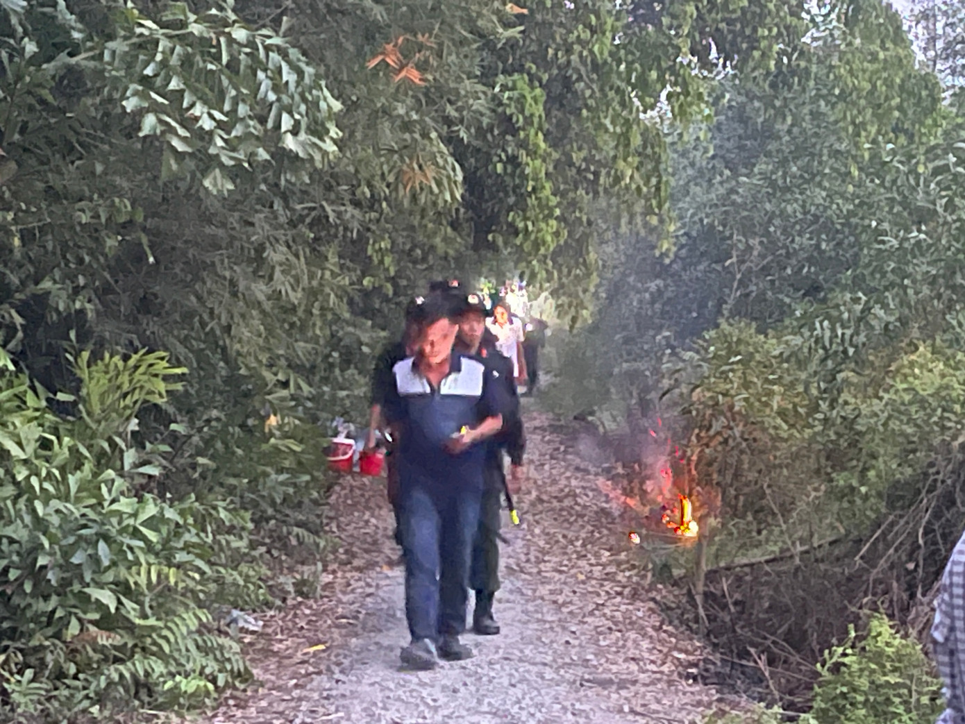 Lực lượng chức năng tổ chức truy tìm xuyên đêm.