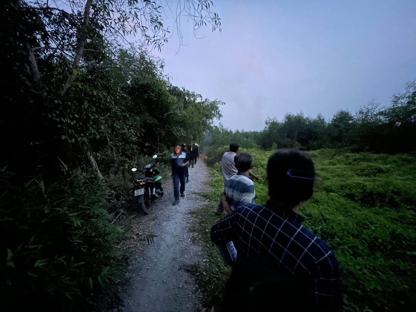 Lực lượng chức năng tổ chức truy tìm xuyên đêm.