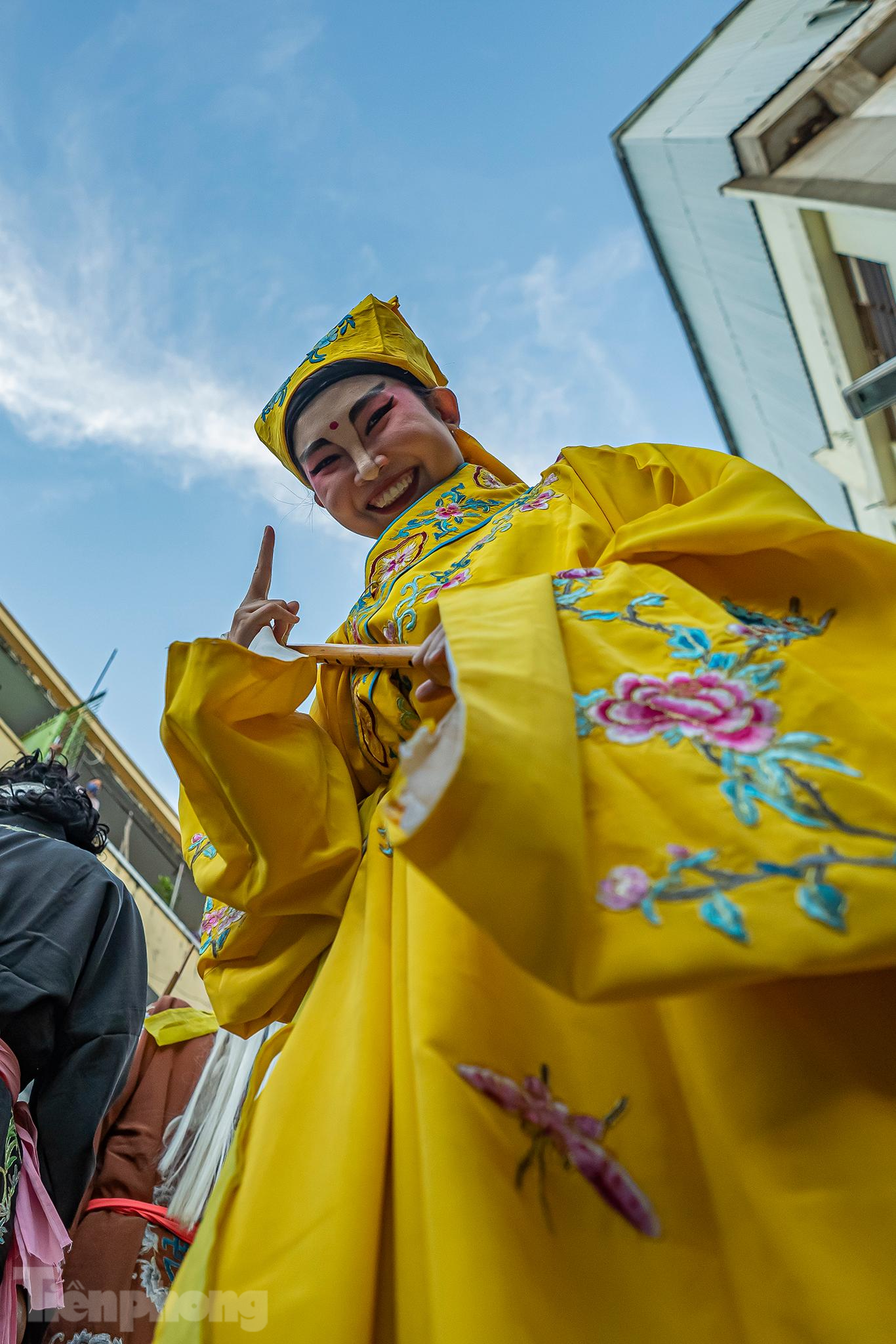 Lễ hội chính được tổ chức vào đêm rằm tháng Giêng với các phần lễ, hội đa dạng, thu hút người dân và du khách như nghi thức lễ rước kiệu Bà; diễu hành với phần hóa trang thần tài, tiên nữ, bát tiên, các ông Phúc - Lộc - Thọ; trình diễn ca kịch cổ truyền; múa lân sư rồng; đố chữ; thư pháp; trình diễn tuồng cổ, âm nhạc như Đại la cổ Triều Châu, nhạc lễ Phúc Kiến; lễ tế thánh của người Triều Châu; Hội Long đăng của người Phúc Kiến... Lễ hội chính được tổ chức vào đêm rằm tháng Giêng với các phần lễ, hội đa dạng, thu hút người dân và du khách như nghi thức lễ rước kiệu Bà; diễu hành với phần hóa trang thần tài, tiên nữ, bát tiên, các ông Phúc - Lộc - Thọ; trình diễn ca kịch cổ truyền; múa lân sư rồng; đố chữ; thư pháp; trình diễn tuồng cổ, âm nhạc như Đại la cổ Triều Châu, nhạc lễ Phúc Kiến; lễ tế thánh của người Triều Châu; Hội Long đăng của người Phúc Kiến...