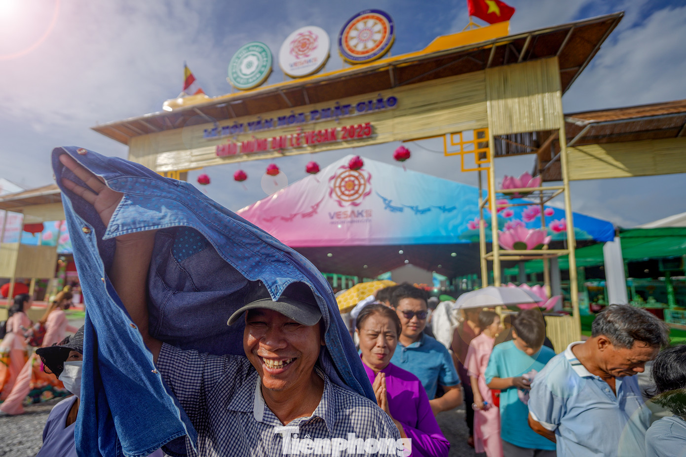 Tuy phải xếp hàng chờ đợi, nhiều người vẫn cười tươi vì đây là lần hiếm hoi trong đời được có cơ hội chiêm bái xá lợi Đức Phật.