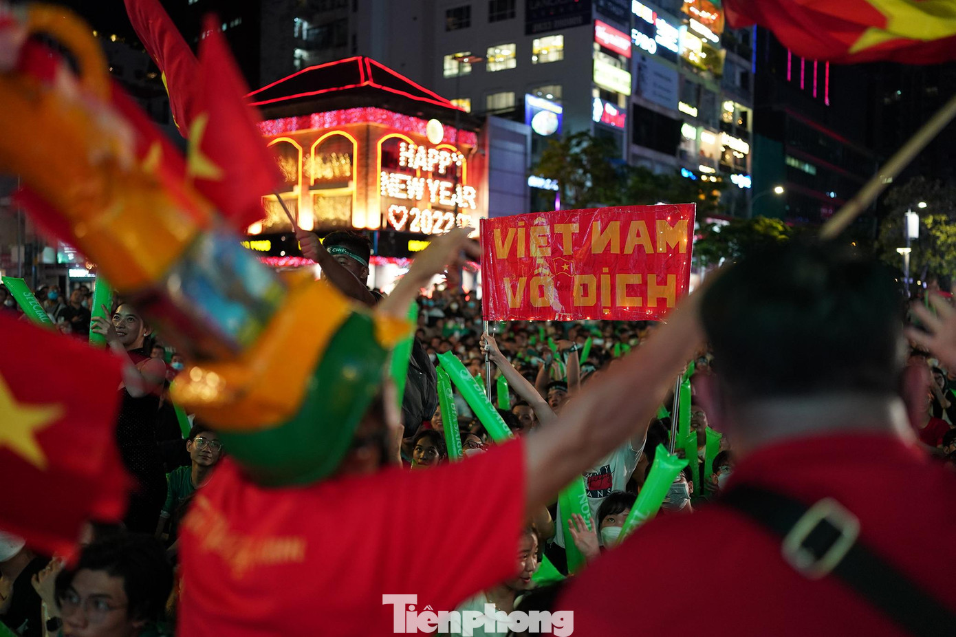 Trọng tài xem VAR và cho U23 Việt Nam hưởng phạt đền, Hairiey nhận thêm thẻ đỏ vì pha bóng đã làm cho cả cầu trường vỡ oà như một chiếc lò xo nén. Trọng tài xem VAR và cho U23 Việt Nam hưởng phạt đền, Hairiey nhận thêm thẻ đỏ vì pha bóng đã làm cho cả cầu trường vỡ oà như một chiếc lò xo nén.