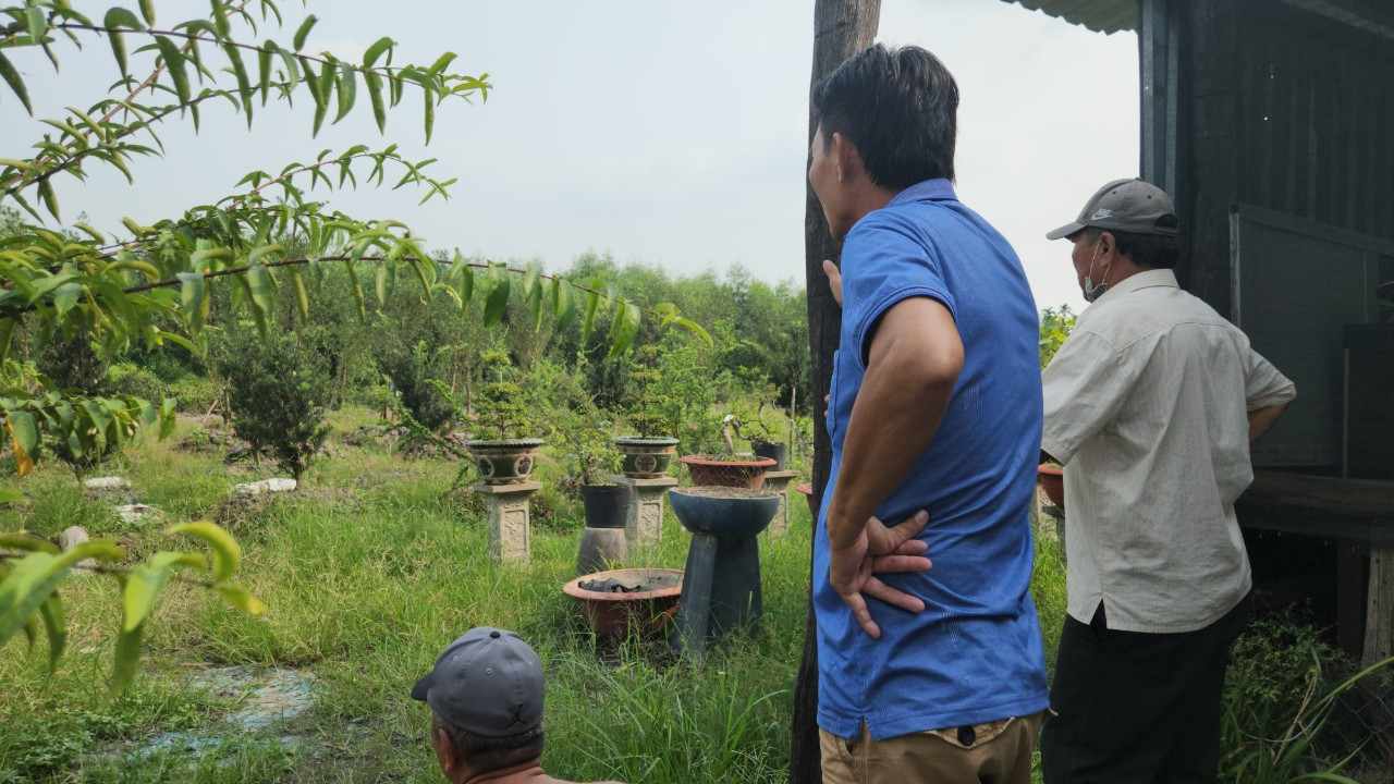 Người dân theo dõi sát sao công tác truy bắt nghi phạm và tự trang bị gậy gộc để phòng thân. Khu vực hung thủ tình nghi đang lẩn trốn là một cánh đồng rộng hàng trăm hecta, cây cối um tùm, rậm rạp và đặc biệt là dân cư thưa thớt, tương tự như địa bàn Tuấn &quot;Khỉ&quot; từng lẩn trốn sau khi gây án mạng nhiều năm trước.