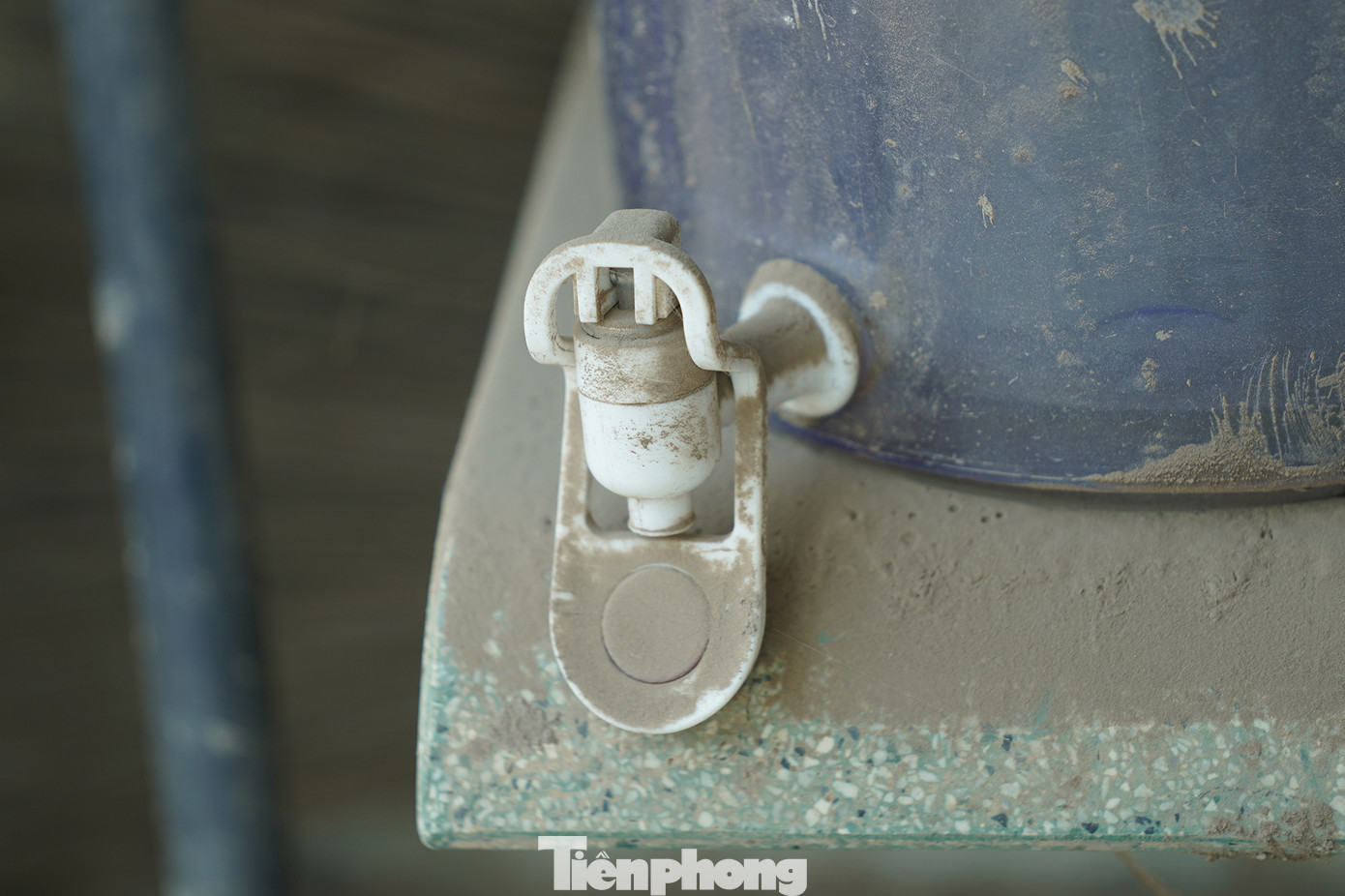 "Lúc trước để thùng trà đá miễn phí cho người dân vãng lai uống. Từ khi có mấy cái bãi vật liệu xây dựng thì nó cũng nằm trơ ra đó", một người dân than thở. "Lúc trước để thùng trà đá miễn phí cho người dân vãng lai uống. Từ khi có mấy cái bãi vật liệu xây dựng thì nó cũng nằm trơ ra đó", một người dân than thở.