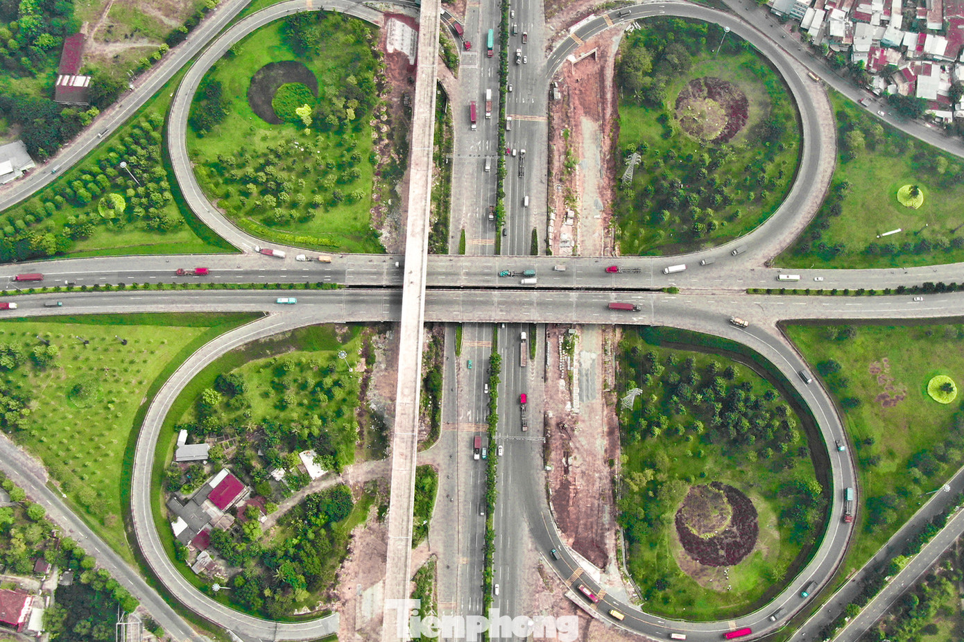 Nút giao 3 tầng trạm 2 nằm gần KDL Suối Tiên, điểm nhấn của trục xa lộ Hà Nội. Hình ảnh ghi vào năm 2018 khi hai tuyến hầm tránh đang thi công. Dòng xe từ Đồng Nai đi TPHCM và ngược lại có thể di chuyển thuận lợi hơn vì không phải đi qua điểm giao cắt khi di chuyển trên đường hầm này.