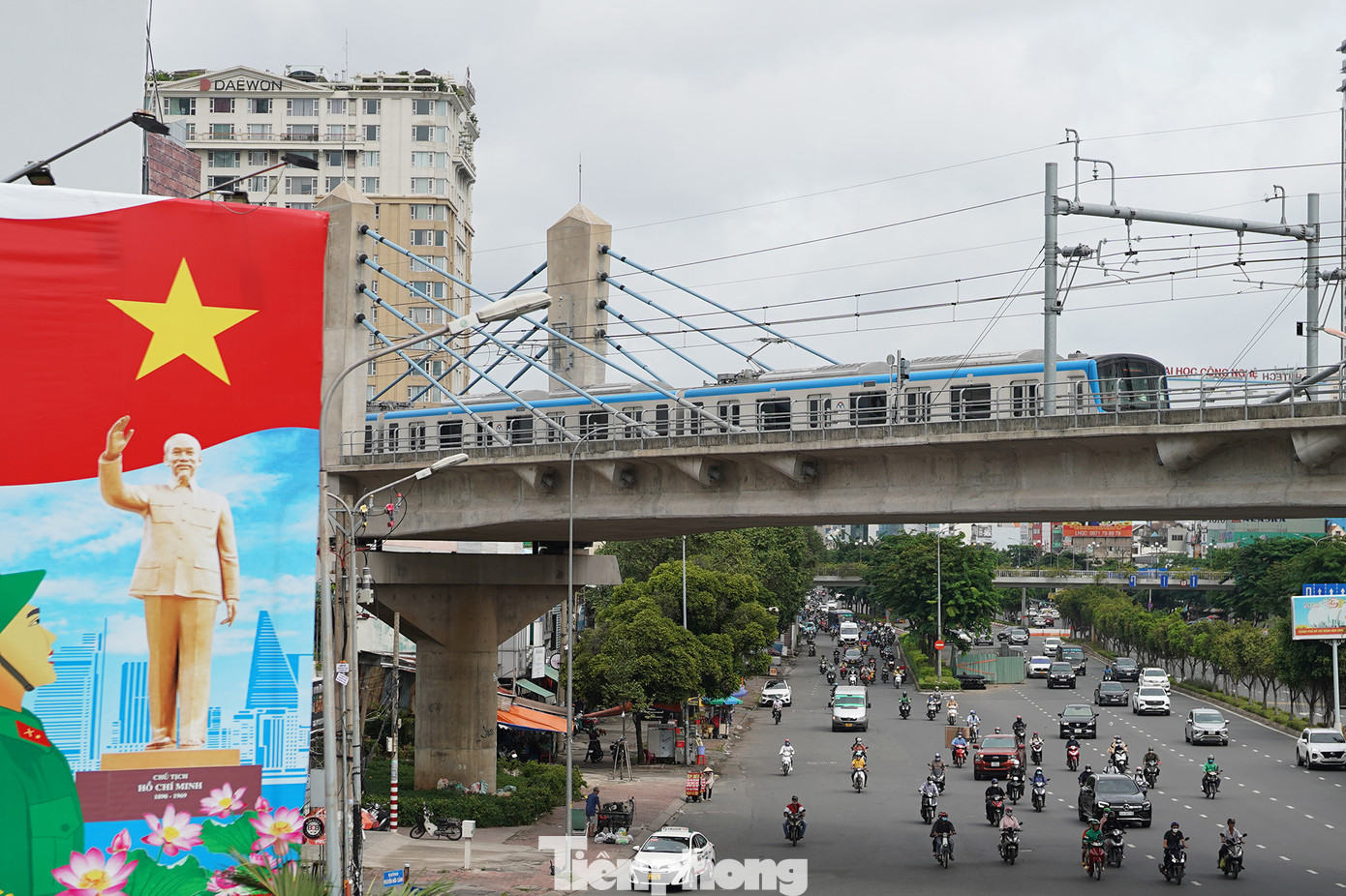 Từ đầu năm 2023 đến nay, Ban Quản lý Đường sắt đô thị TPHCM, đơn vị tư vấn và các nhà thầu đã phối hợp triển khai dự án, vừa tiến hành các bước thử nghiệm, vừa thi công lắp đặt thiết bị hệ thống còn lại cho toàn tuyến đường sắt đô thị. Trong ảnh, đoàn tàu đang đi qua đoạn cầu dây văng, điểm nhấn của tuyến Metro. Từ đầu năm 2023 đến nay, Ban Quản lý Đường sắt đô thị TPHCM, đơn vị tư vấn và các nhà thầu đã phối hợp triển khai dự án, vừa tiến hành các bước thử nghiệm, vừa thi công lắp đặt thiết bị hệ thống còn lại cho toàn tuyến đường sắt đô thị. Trong ảnh, đoàn tàu đang đi qua đoạn cầu dây văng, điểm nhấn của tuyến Metro.