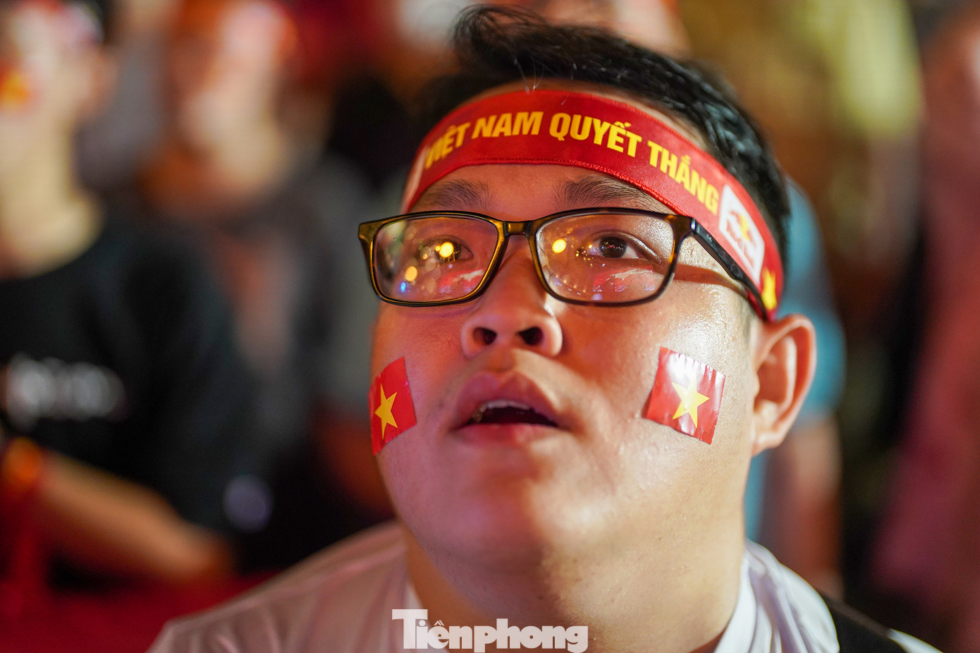 Phút nghiêm trang hát Quốc ca, hướng về lá quốc kỳ của người hâm mộ TPHCM. Phút nghiêm trang hát Quốc ca, hướng về lá quốc kỳ của người hâm mộ TPHCM.