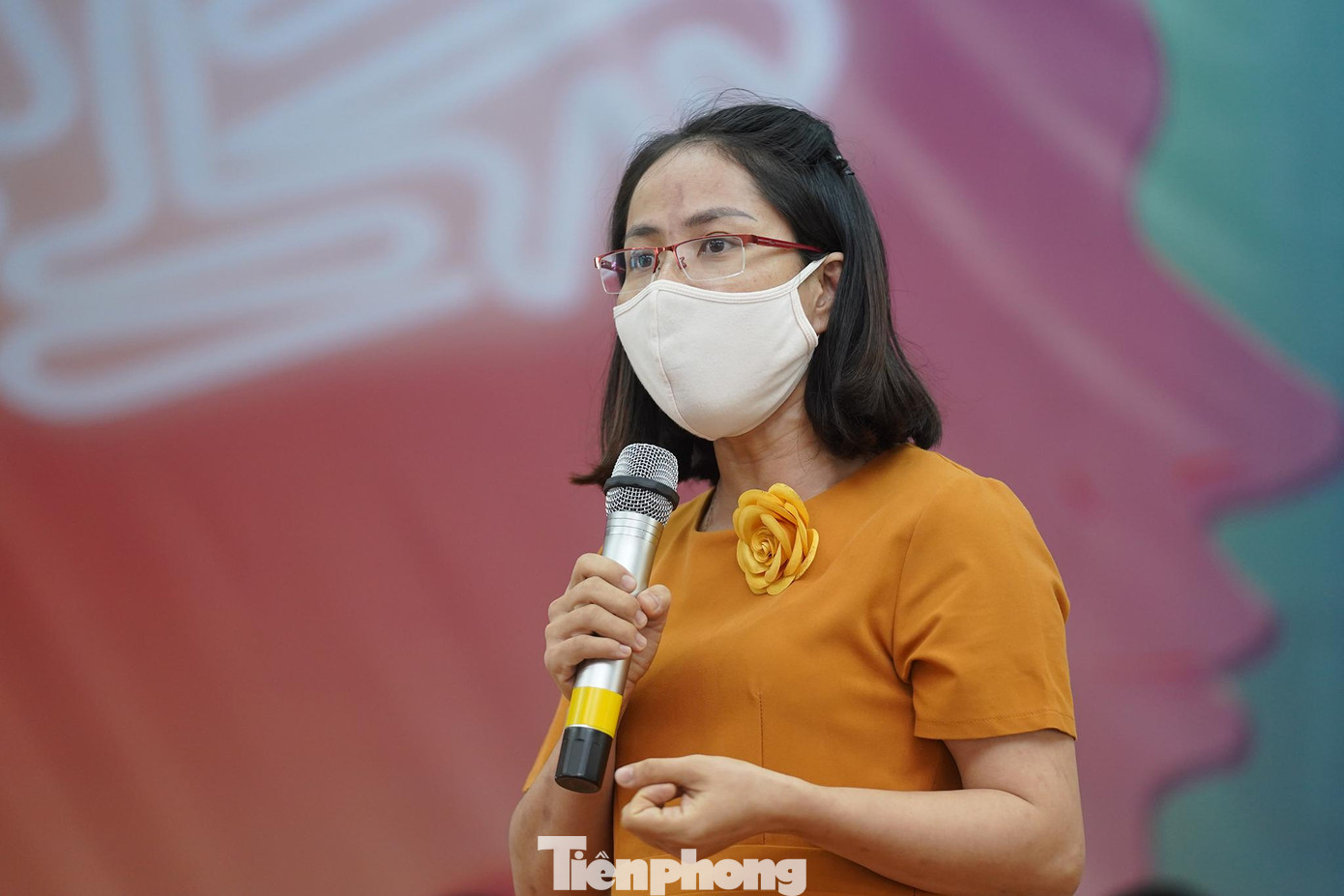 ThS Tâm lý Phan Thị Cẩm Giang, giảng viên Phân hiệu Học viện Phụ nữ Việt Nam cho biết, hiện tại chúng ta chưa có nghiên cứu, thống kê nào về việc học sinh được chia sẻ hay kỳ thị, bỏ mặc khi bị trầm cảm. Do đó, chúng ta cần phải làm cuộc thống kê về việc này. Trong quá trình làm việc hơn 10 năm qua, tôi nhận thấy học sinh thì e ngại, phụ huynh thì không tin hoặc không quan tâm khi con mình bị trầm cảm. Bản thân học sinh cũng chưa nhận thức đầy đủ về sức khỏe tâm thần nên chưa tìm kiếm sự giúp đỡ. Trong mỗi gia đình đều có tủ thuốc để chữa cảm cúm, các bệnh thông thường nhưng ít chú ý đến việc chăm sóc sức khỏe tinh thần. Ở Việt Nam, hệ thống tham vấn tâm lý lâm sàng chưa bài bản, nhận thức cũng chưa đầy đủ. Sau khi đợt dịch COVID-19 lần thứ 4 bùng phát, hoạt động chăm sóc sức khỏe tâm lý cho người dân mới được quan tâm.