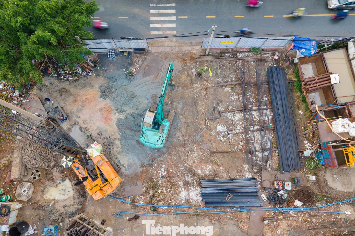 Cầu Long Kiểng nằm trên đường Lê Văn Lương (nối hai xã Nhơn Đức và Phước Kiểng, huyện Nhà Bè) chưa biết đến bao giờ mới hoàn thành dù đã chậm tiến độ gần 3 năm. Cầu Long Kiểng nằm trên đường Lê Văn Lương (nối hai xã Nhơn Đức và Phước Kiểng, huyện Nhà Bè) chưa biết đến bao giờ mới hoàn thành dù đã chậm tiến độ gần 3 năm.