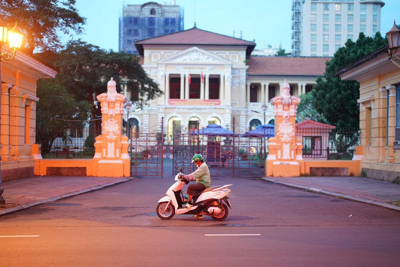 Trước cửa Tòa án Nhân dân TPHCM lúc sáng sớm.