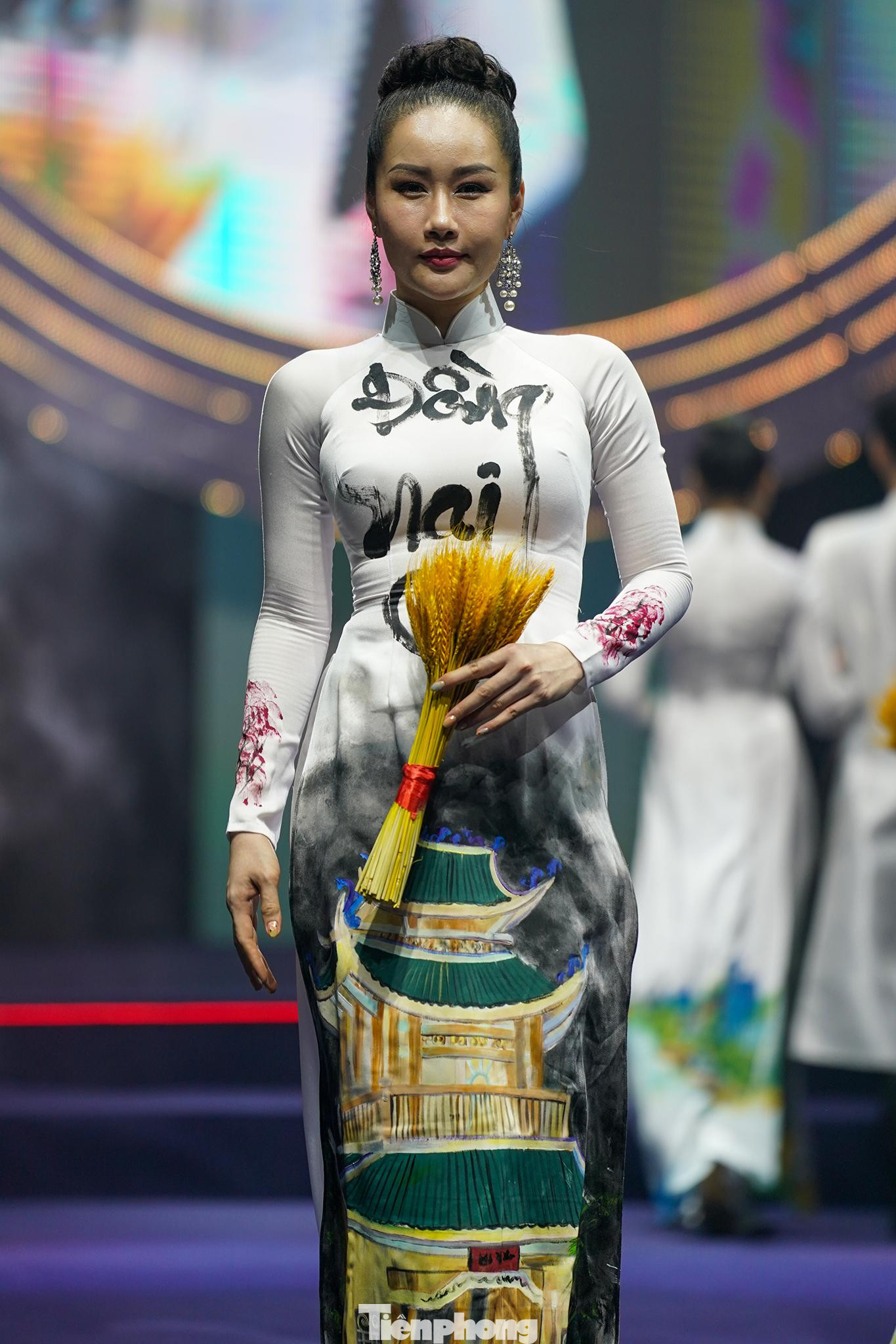 Thướt tha tà áo đại diện cho nhóm điểm đến Đông Nam Bộ.