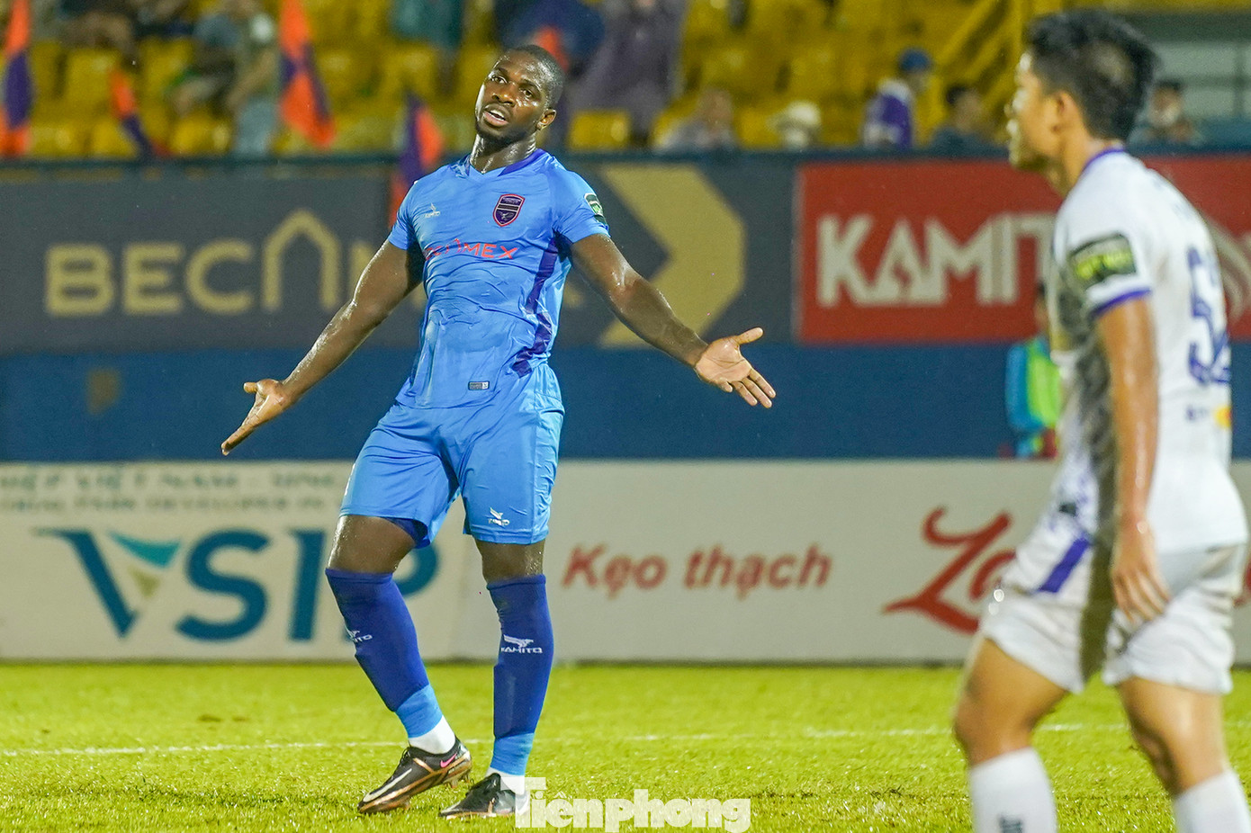 Hòa chung cuộc 1-1, B.Bình Dương vẫn chưa thể có được chiến thắng nào ở V-League 2023. Trong khi đó, trận hòa này khiến Hà Nội FC rơi xuống vị trí thứ 3, khi kém Công an Hà Nội 1 điểm. Đội bóng thủ đô cũng đã kém Thanh Hóa 2 điểm trong khi chơi nhiều hơn 1 trận. Hòa chung cuộc 1-1, B.Bình Dương vẫn chưa thể có được chiến thắng nào ở V-League 2023. Trong khi đó, trận hòa này khiến Hà Nội FC rơi xuống vị trí thứ 3, khi kém Công an Hà Nội 1 điểm. Đội bóng thủ đô cũng đã kém Thanh Hóa 2 điểm trong khi chơi nhiều hơn 1 trận.