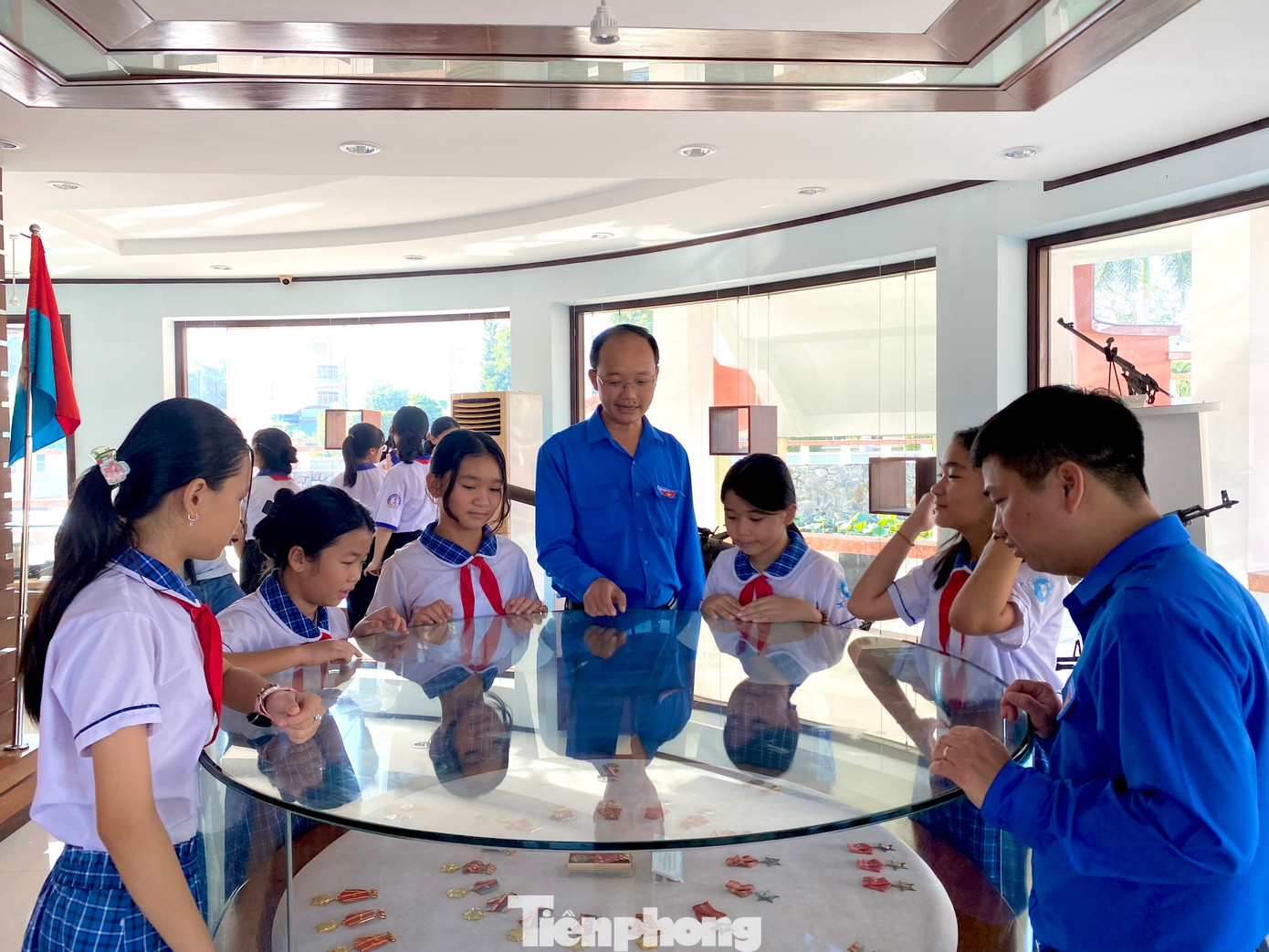 Cán bộ đoàn Long An truyền lại tinh thần &quot;Long An trung dũng kiên cường, toàn dân đánh giặc&quot; cho thế hệ đội viên kế thừa trong chiến dịch Ngày cao điểm “Hành trình về địa chỉ đỏ” trong Chiến dịch Thanh niên tình nguyện hè năm 2023.