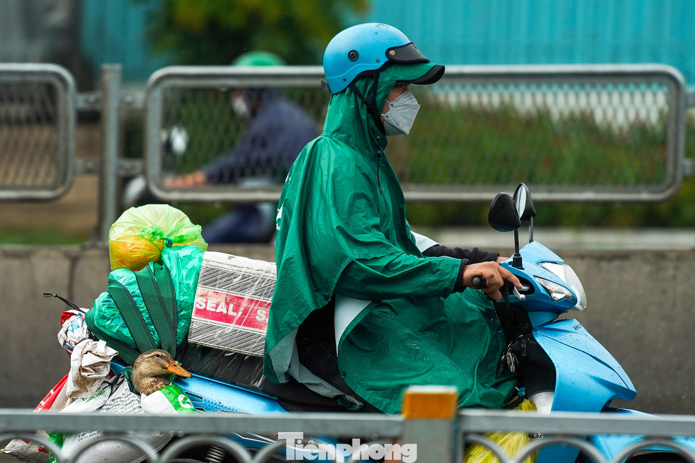 Những cơn mưa bất chợt khiến chặng đường trở lại TPHCM sau đợt nghỉ lễ của người dân thêm vất vả. "Hôm nay, trời nắng không gắt nhưng không khí khá khó chịu, đoạn mưa, đoạn nắng nên mệt rã rời" - anh Lê Văn Quốc Cang (ngụ tỉnh Trà Vinh) chia sẻ khi dừng chờ đèn đỏ đoạn gần cảng Bon Bon.