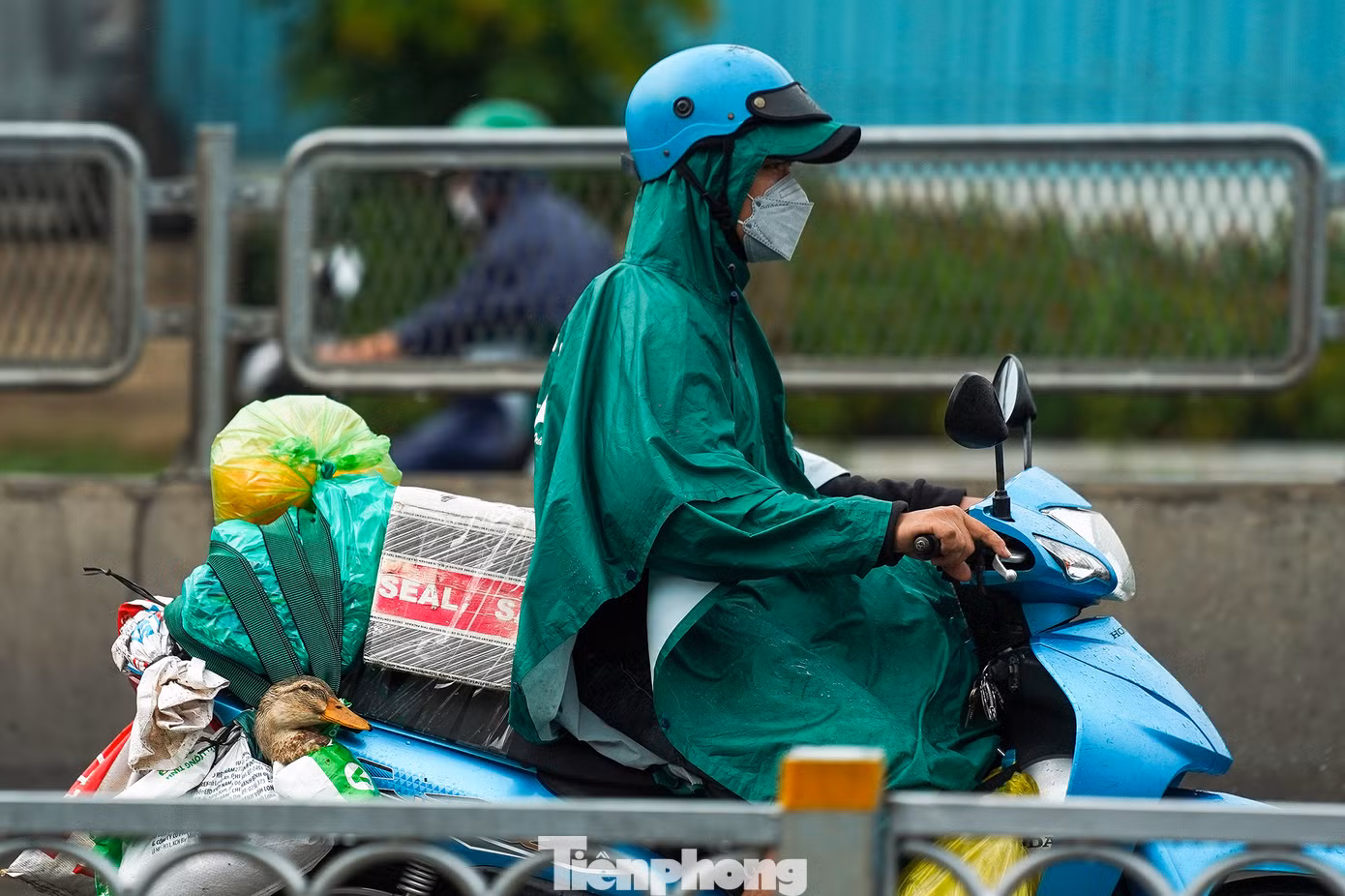 Những cơn mưa bất chợt khiến chặng đường trở lại TPHCM sau đợt nghỉ lễ của người dân thêm vất vả. "Hôm nay, trời nắng không gắt nhưng không khí khá khó chịu, đoạn mưa, đoạn nắng nên mệt rã rời" - anh Lê Văn Quốc Cang (ngụ tỉnh Trà Vinh) chia sẻ khi dừng chờ đèn đỏ đoạn gần cảng Bon Bon.