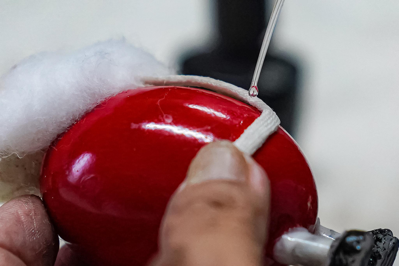 Viền áo của ông già Noel sử dụng dây thun của những chiếc khẩu trang và được dính bằng keo dán sắt.