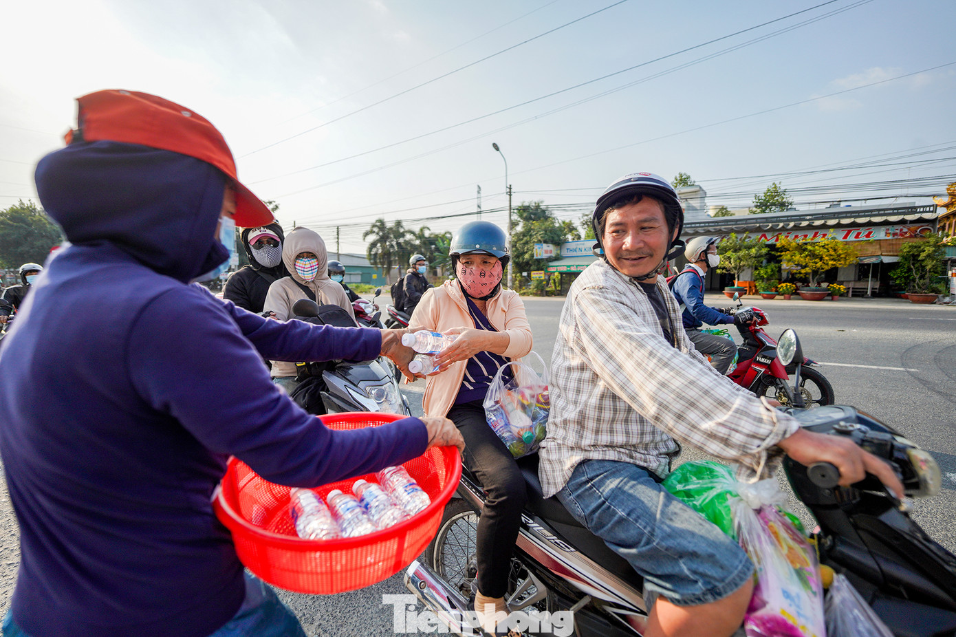 Nhiều người dân nhận nước miễn phí từ nhóm thiện nguyện.