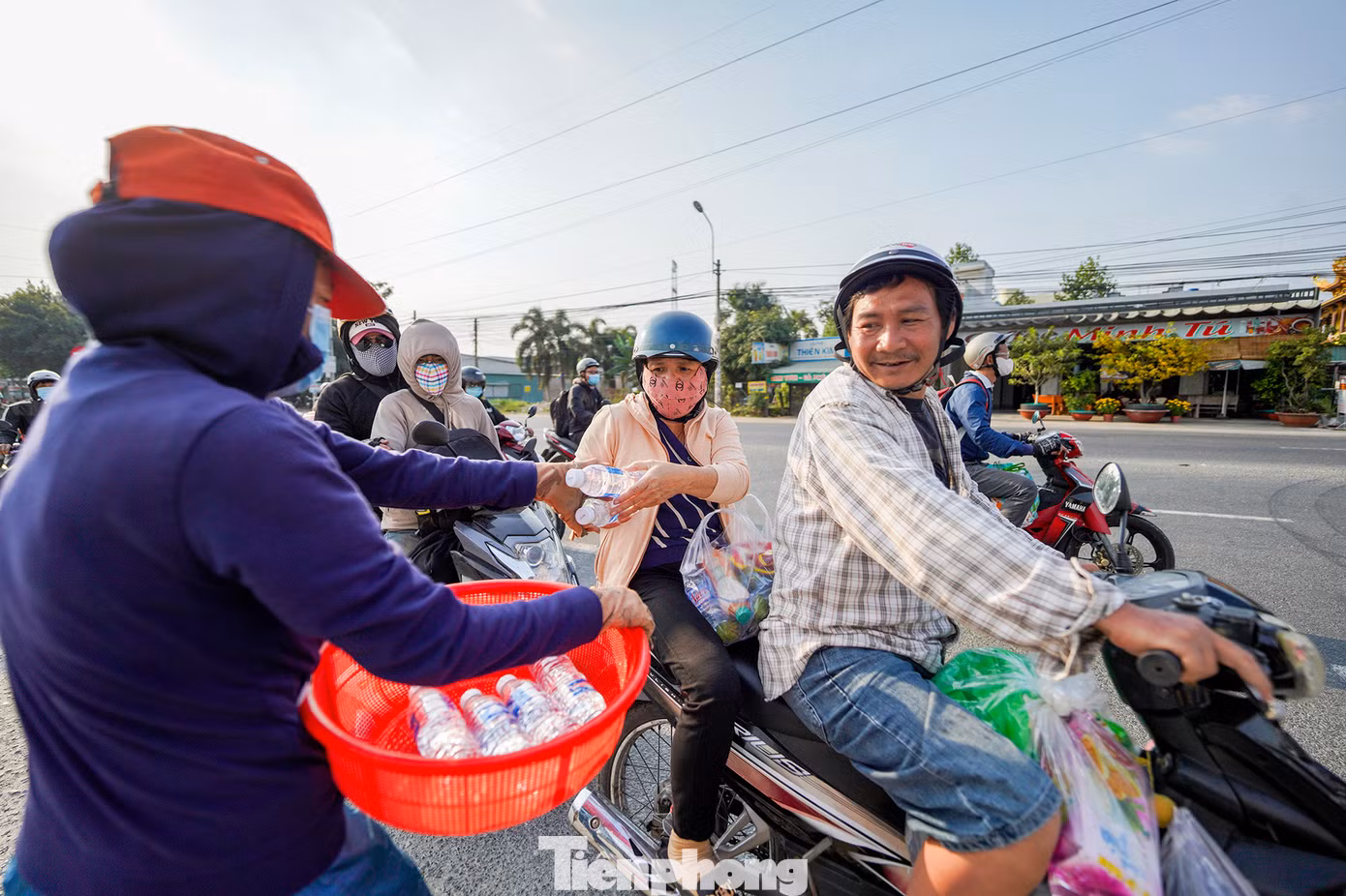 Nhiều người dân nhận nước miễn phí từ nhóm thiện nguyện.