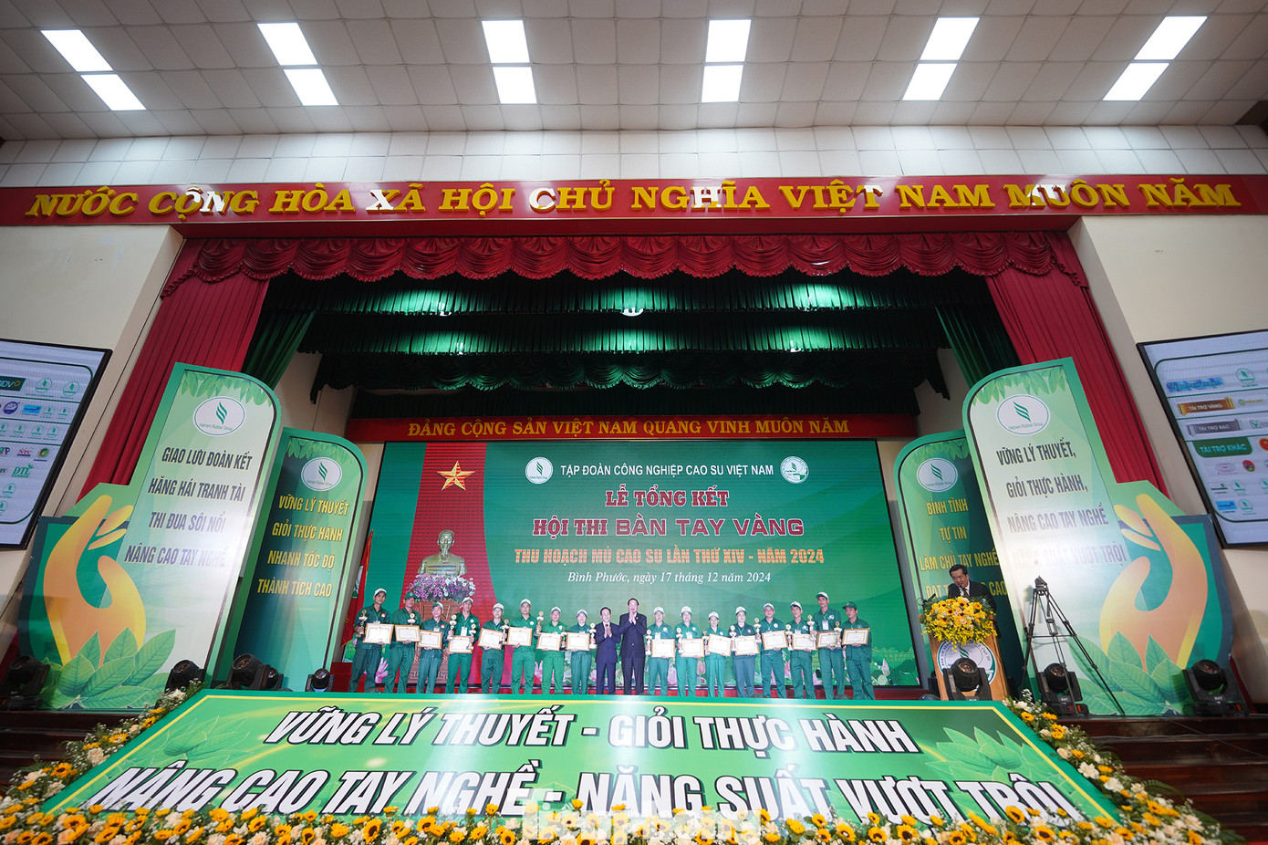 Ban Tổ chức cũng đã trao danh hiệu Tay vàng cho 76 thí sinh, danh hiệu Kiện tướng cho 81 thí sinh. Cũng tại hội thi lần này, Tập đoàn đã tổ chức Hội nghị tuyên dương Câu lạc bộ 2 tấn/ha và các cá nhân đạt danh hiệu Bàn tay vàng năm 2022. Đây là những hạt nhân tiêu biểu trong phong trào “Luyện tay nghề - thi thợ giỏi” và nâng cao năng suất vườn cây của toàn Tập đoàn.