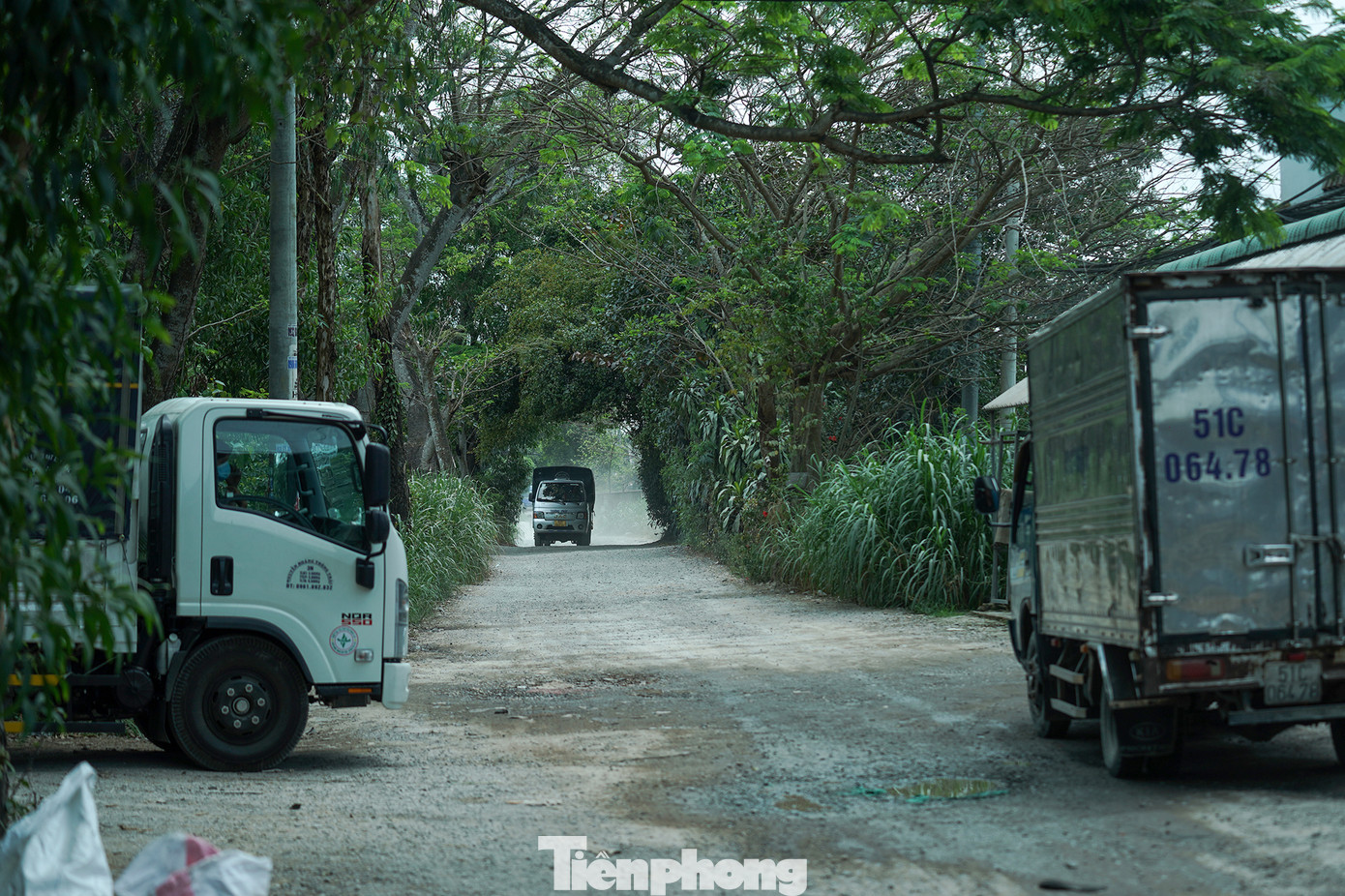 Việc chưa bàn giao mặt bằng khiến đường Kinh Trung Ương có nhiều đoạn "thắt cổ chai".